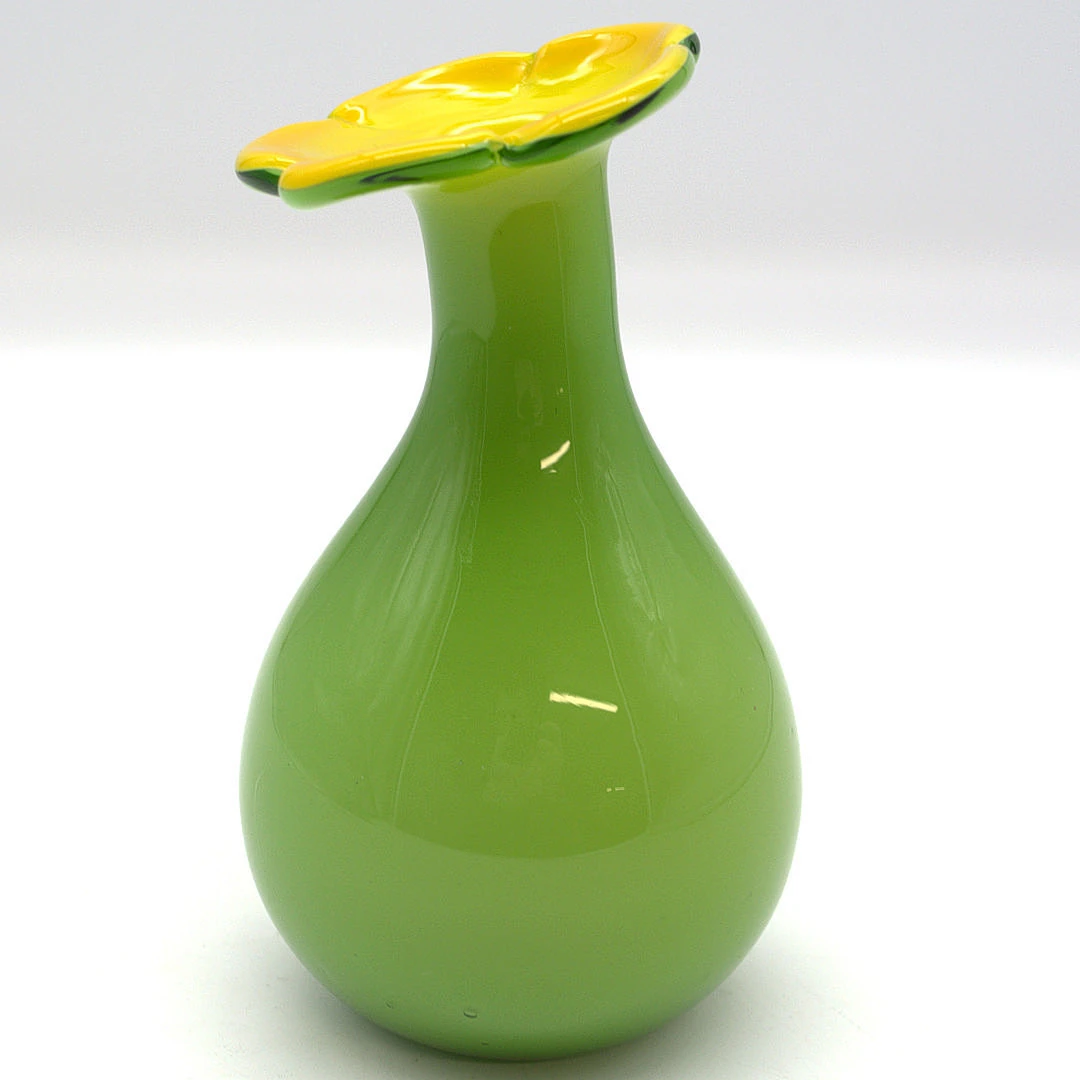 GLAS VASE ITALIEN MUNDGEBLASEN GRÜN MIT GELBER ÖFFNUNG IN BLUMENFORM