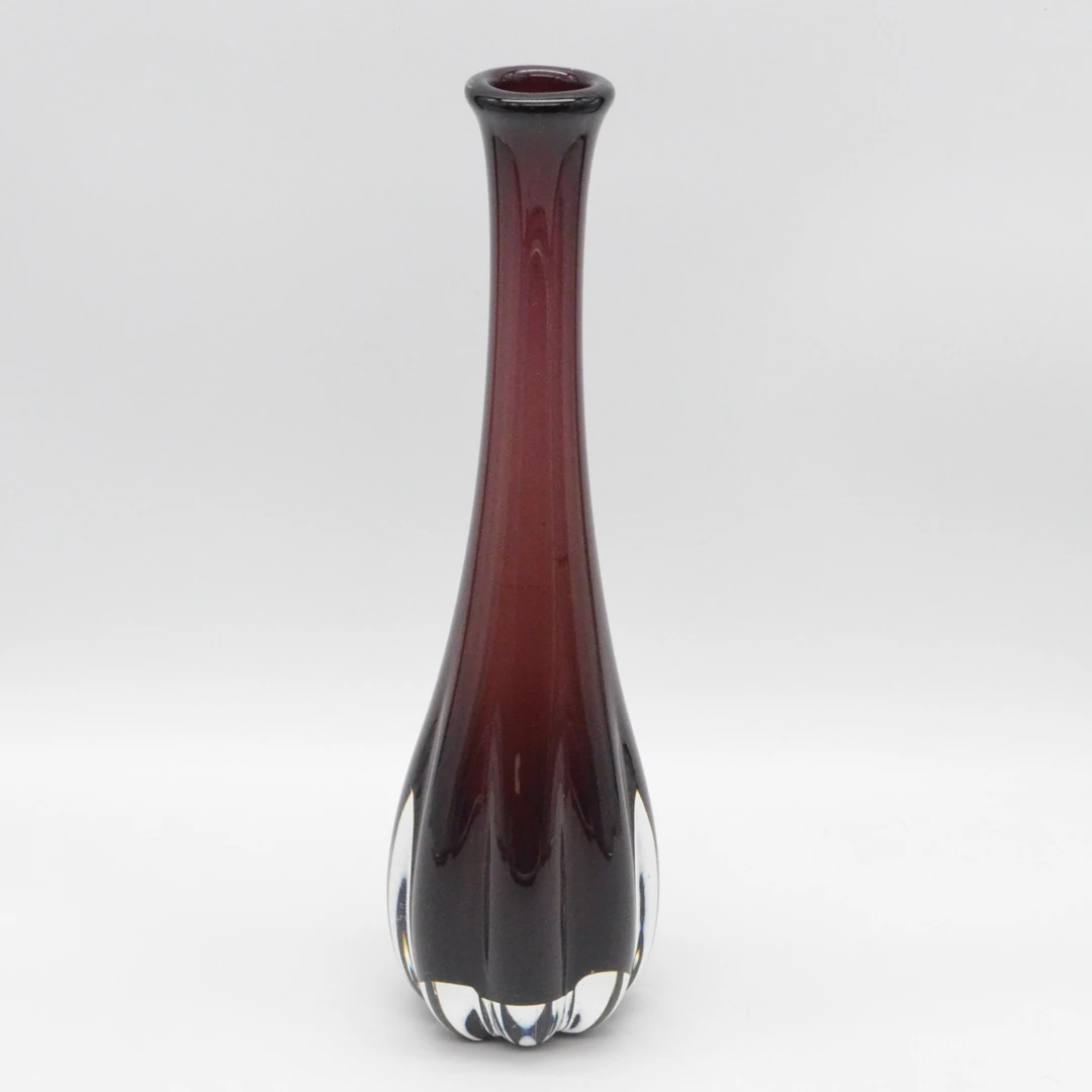 SEA GLASBRUK, KOSTA, LANGGEZOGENE VASE, STUDIOGLAS, BORDEAUXROT, HANDGEMACHT