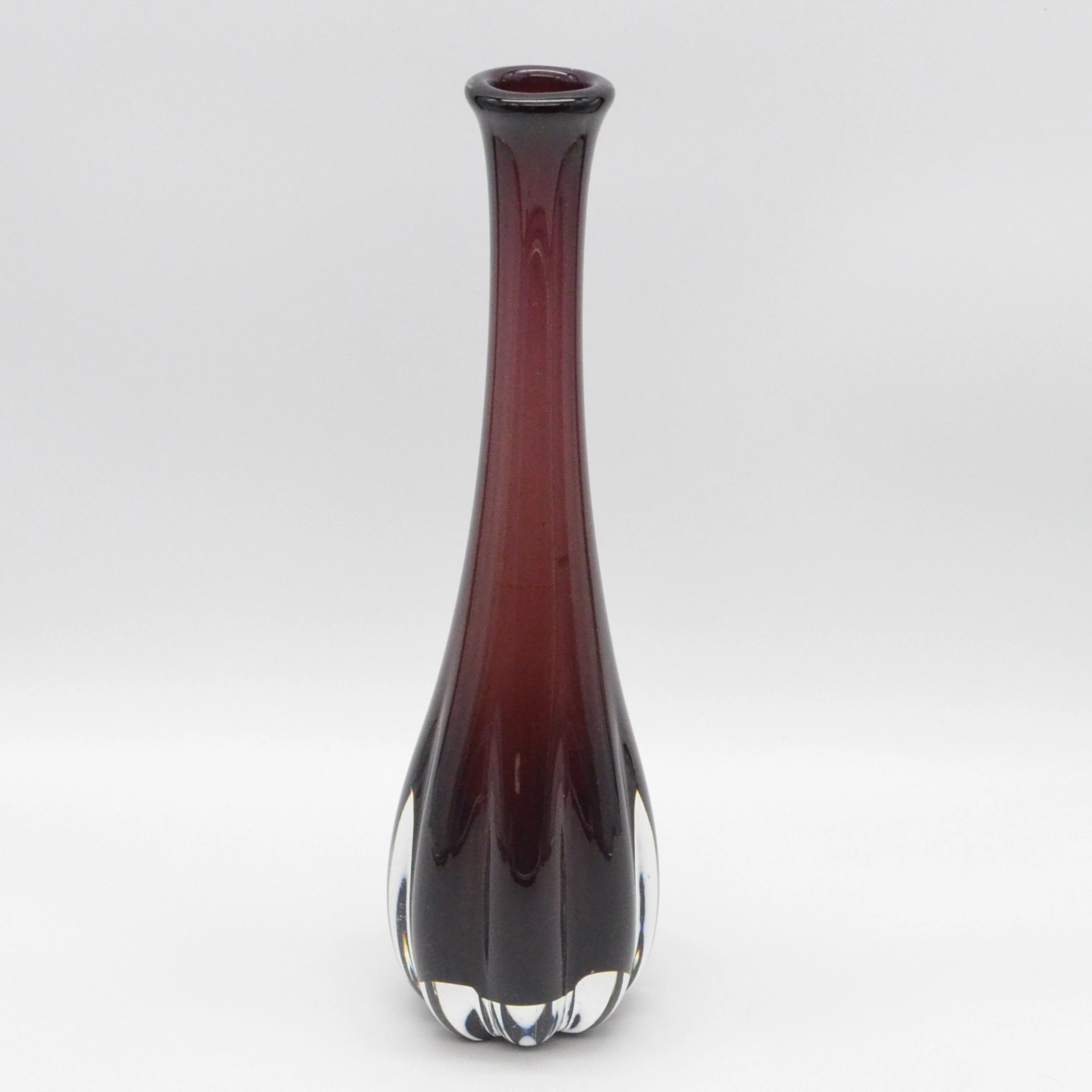 SEA GLASBRUK, KOSTA, LANGGEZOGENE VASE, STUDIOGLAS, BORDEAUXROT, HANDGEMACHT