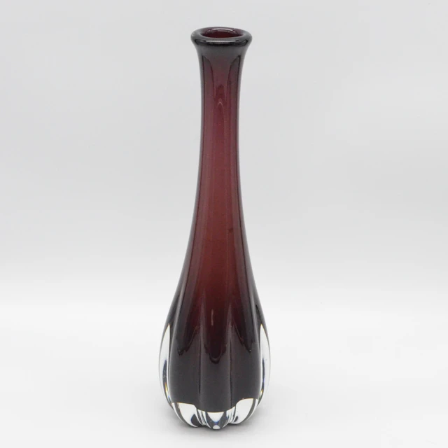 SEA GLASBRUK, KOSTA, LANGGEZOGENE VASE, STUDIOGLAS, BORDEAUXROT, HANDGEMACHT