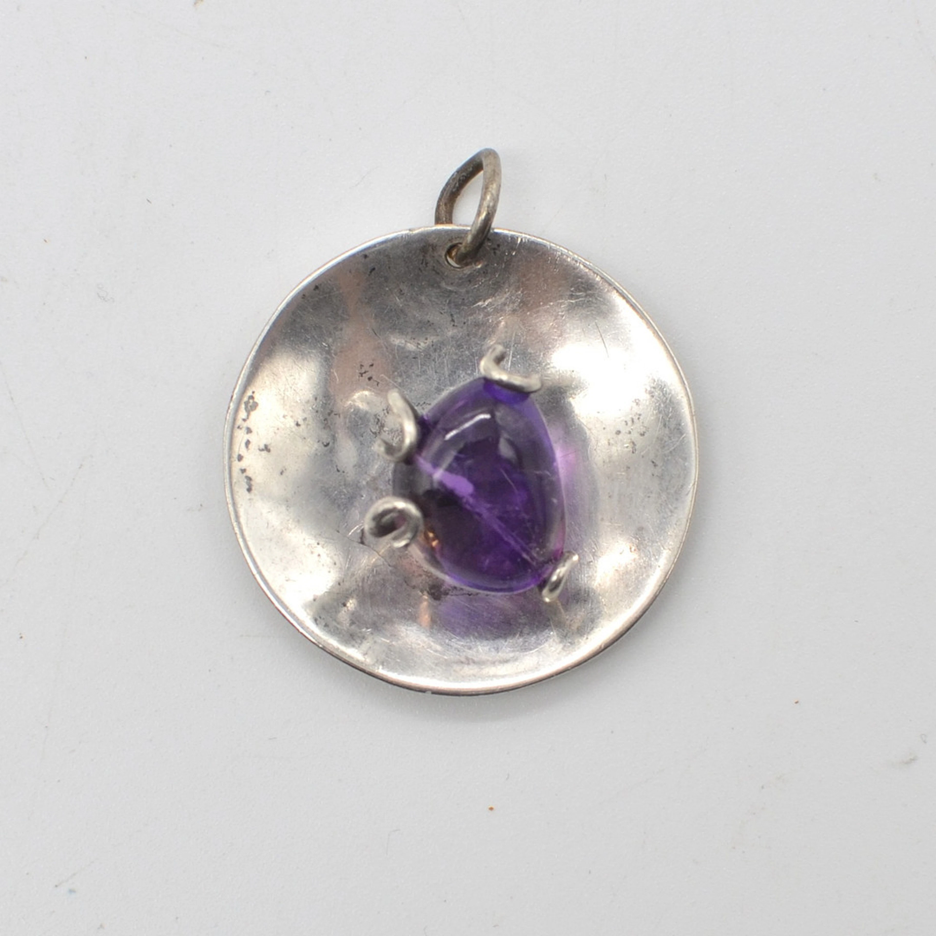 FARFAN DESIGNERANHÄNGER MIT AMETHYST, STERLINGSILBER, MEXICO, UM 1950.