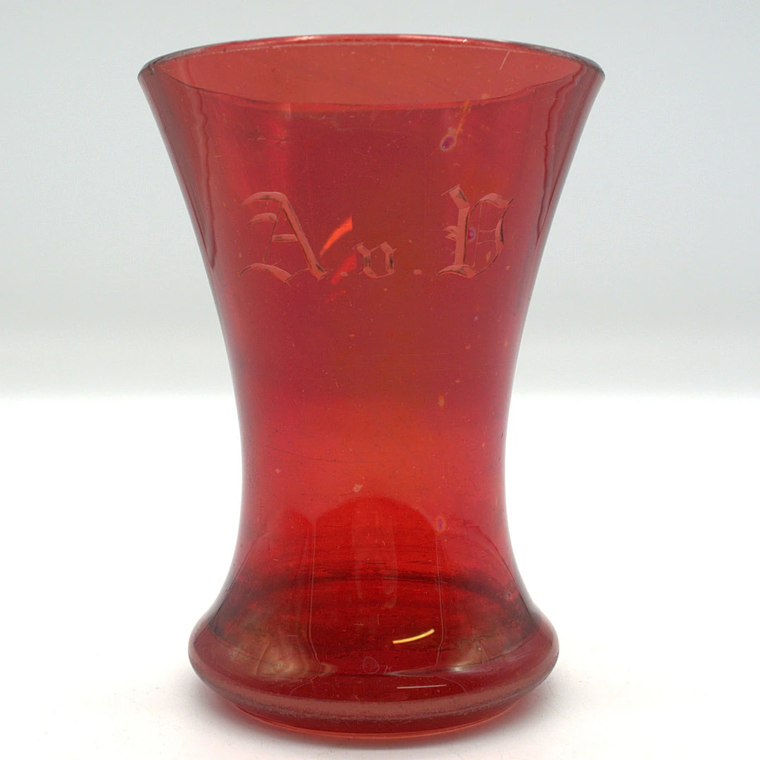 BIEDERMEIER GLAS RUBINROT MONOGRAMMIERT, AUS BESITZ EINES ADELIGEN