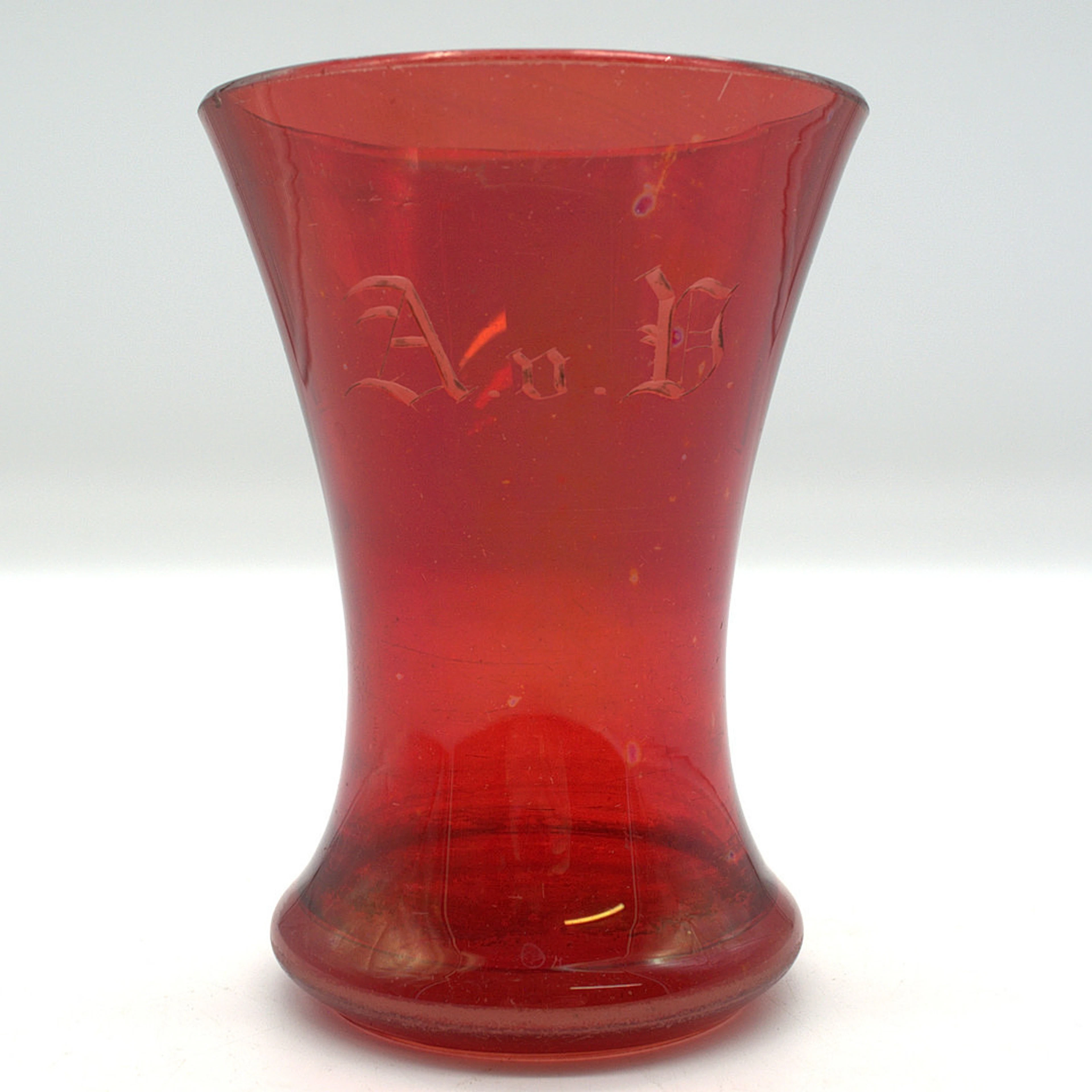 BIEDERMEIER GLAS RUBINROT MONOGRAMMIERT, AUS BESITZ EINES ADELIGEN