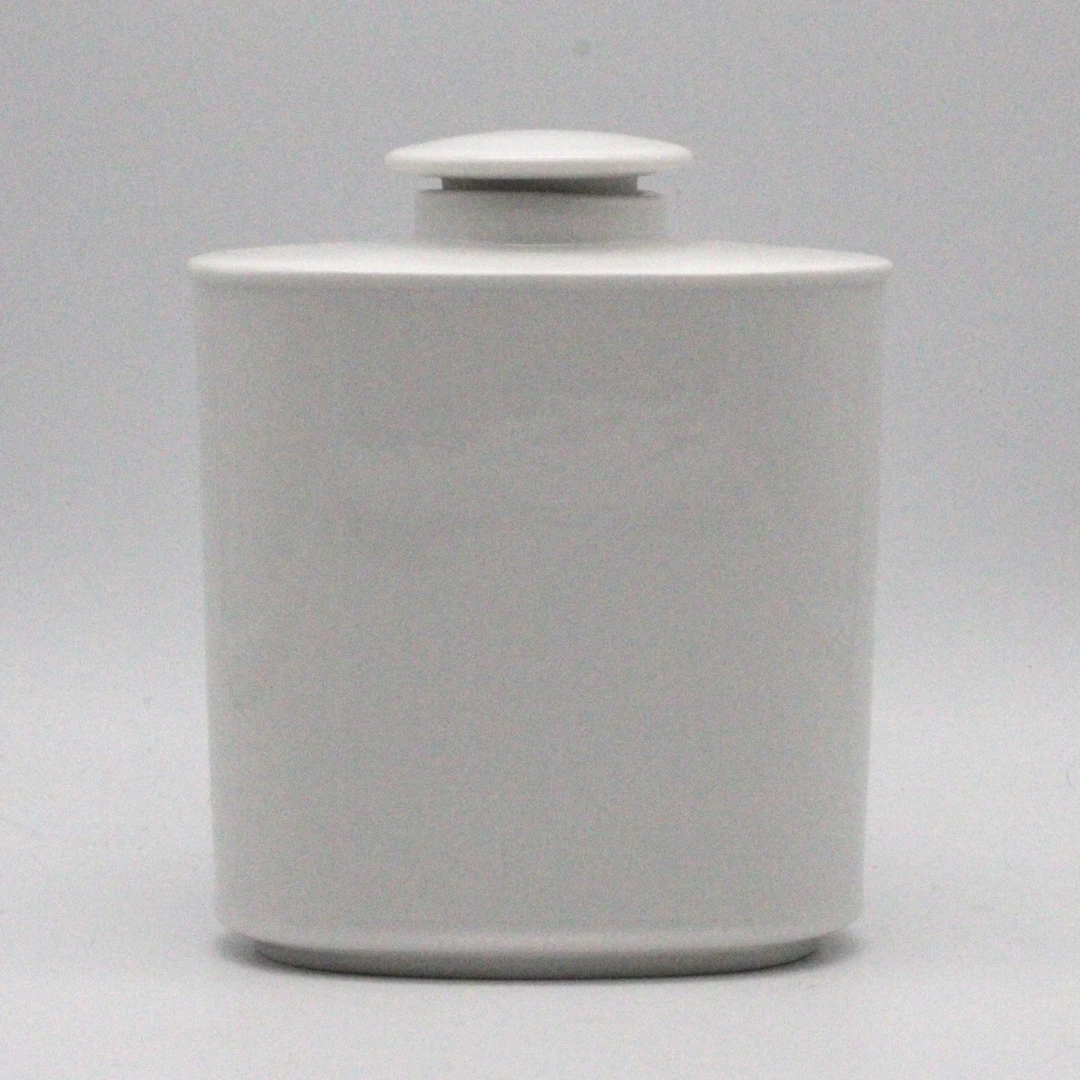 KPM BERLIN DOSE MIT RELIEFMEDAILLON IN WEISS, SIEGMUND SCHÜTZ, H.10,5CM