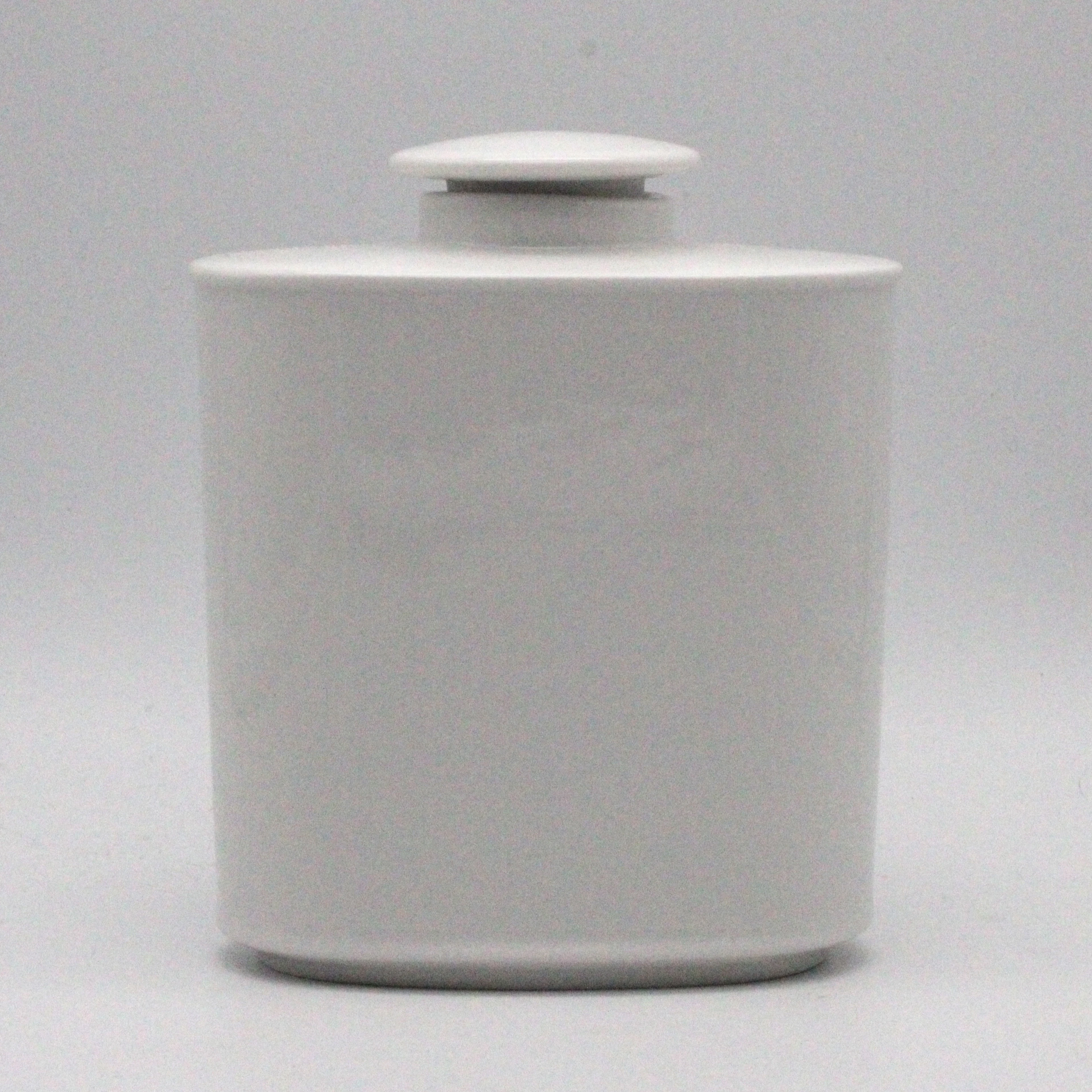 KPM BERLIN DOSE MIT RELIEFMEDAILLON IN WEISS, SIEGMUND SCHÜTZ, H.10,5CM