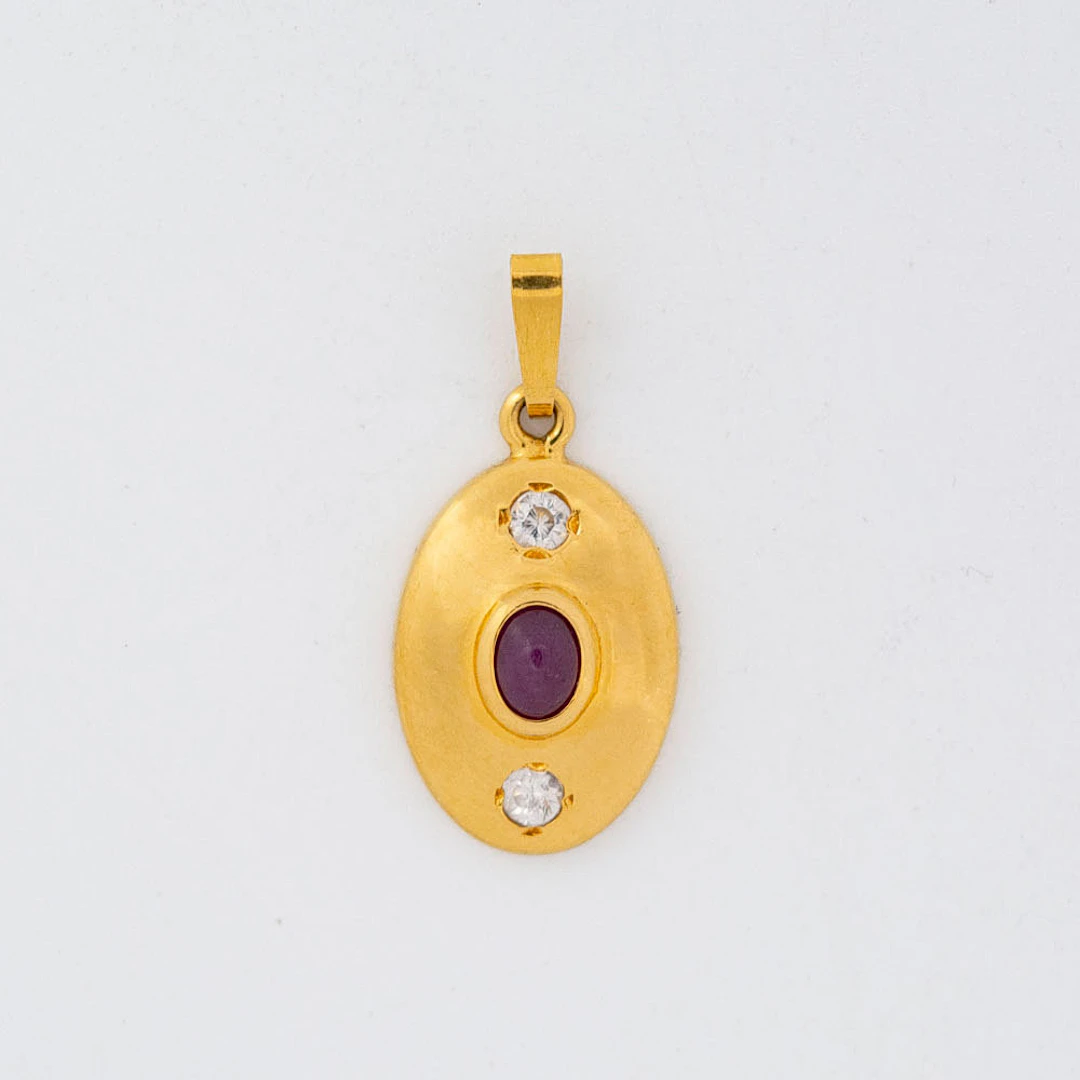 OVALER COLLIERANHÄNGER MIT EINEM RUBIN CABOCHON UND ZWEI ZIRKONIASTEINEN