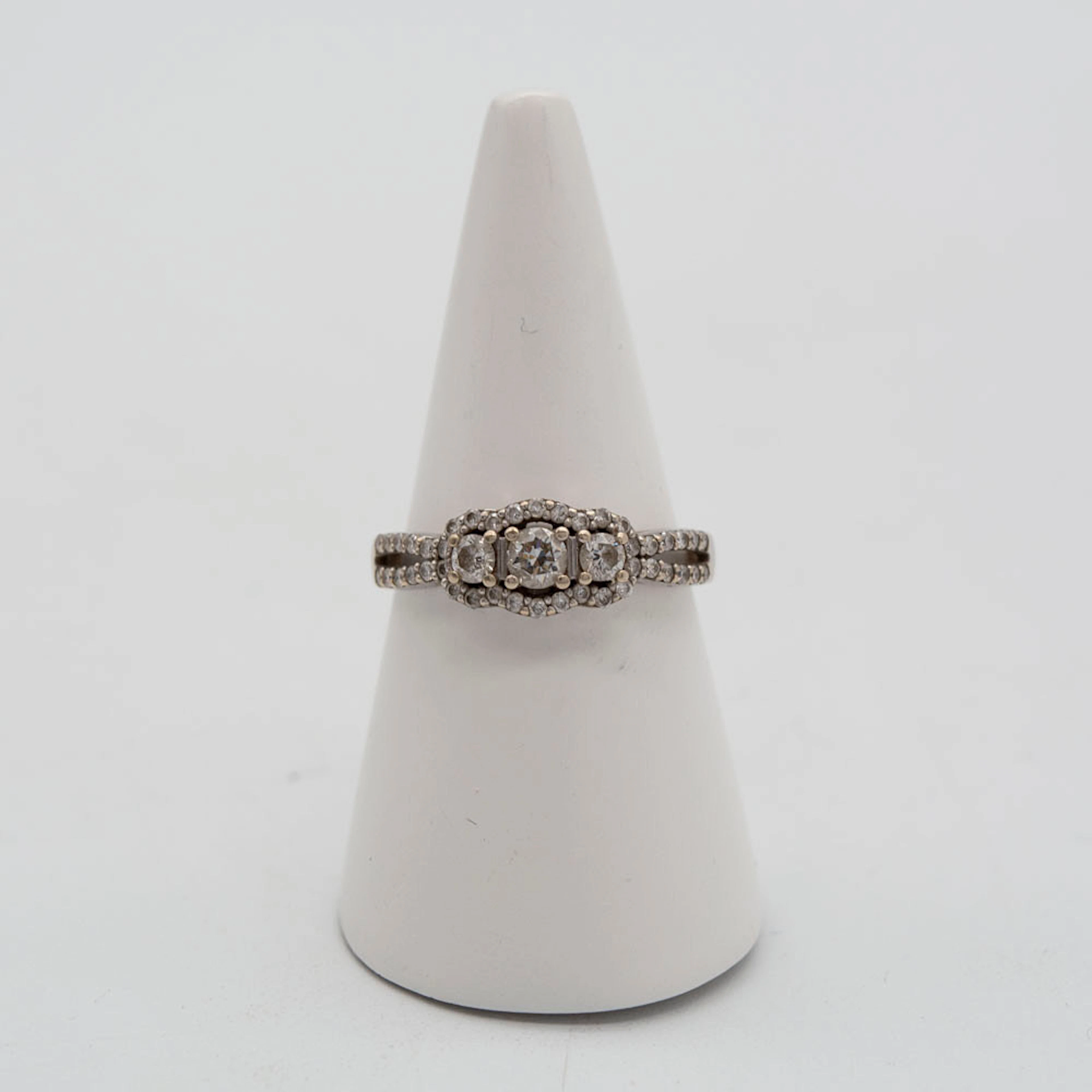 HANDGEMACHTER RING AUS 9 KARAT WEISSGOLD, MIT BRILLANTBESATZ, DURCHBROCHEN