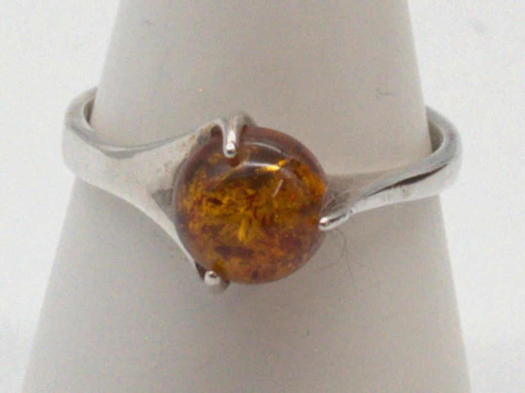 DESIGNER RING STERLING SILBER MIT BERNSTEIN GEFASST, 20. JAHRHUNDERT.
