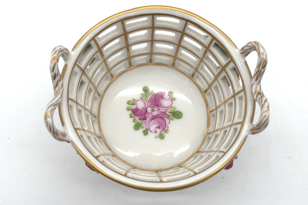 DRESDNER PORZELLAN HENKELKORB DURCHBROCHEN GEARBEITET MIT BLUMEN.