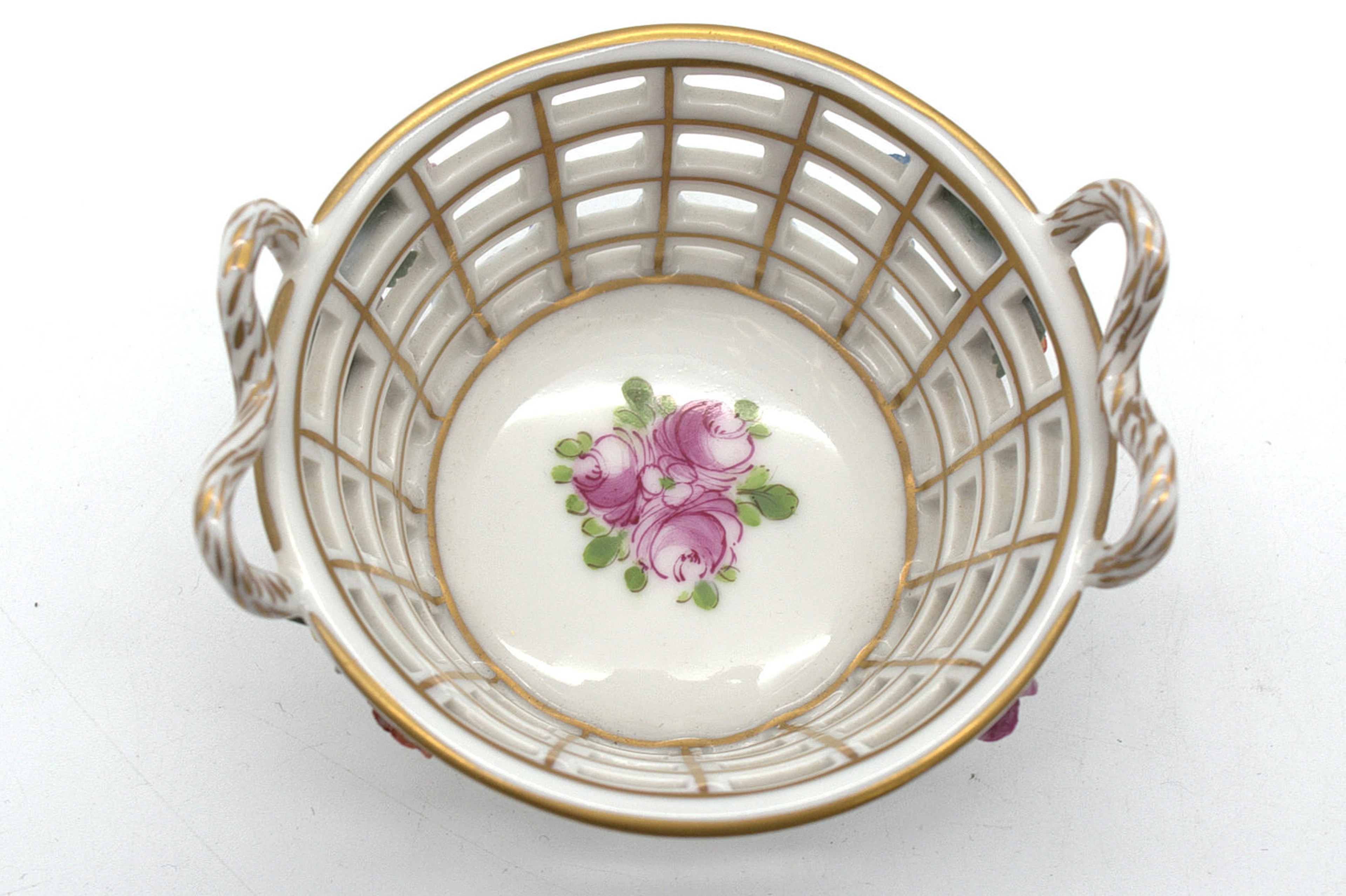 DRESDNER PORZELLAN HENKELKORB DURCHBROCHEN GEARBEITET MIT BLUMEN.