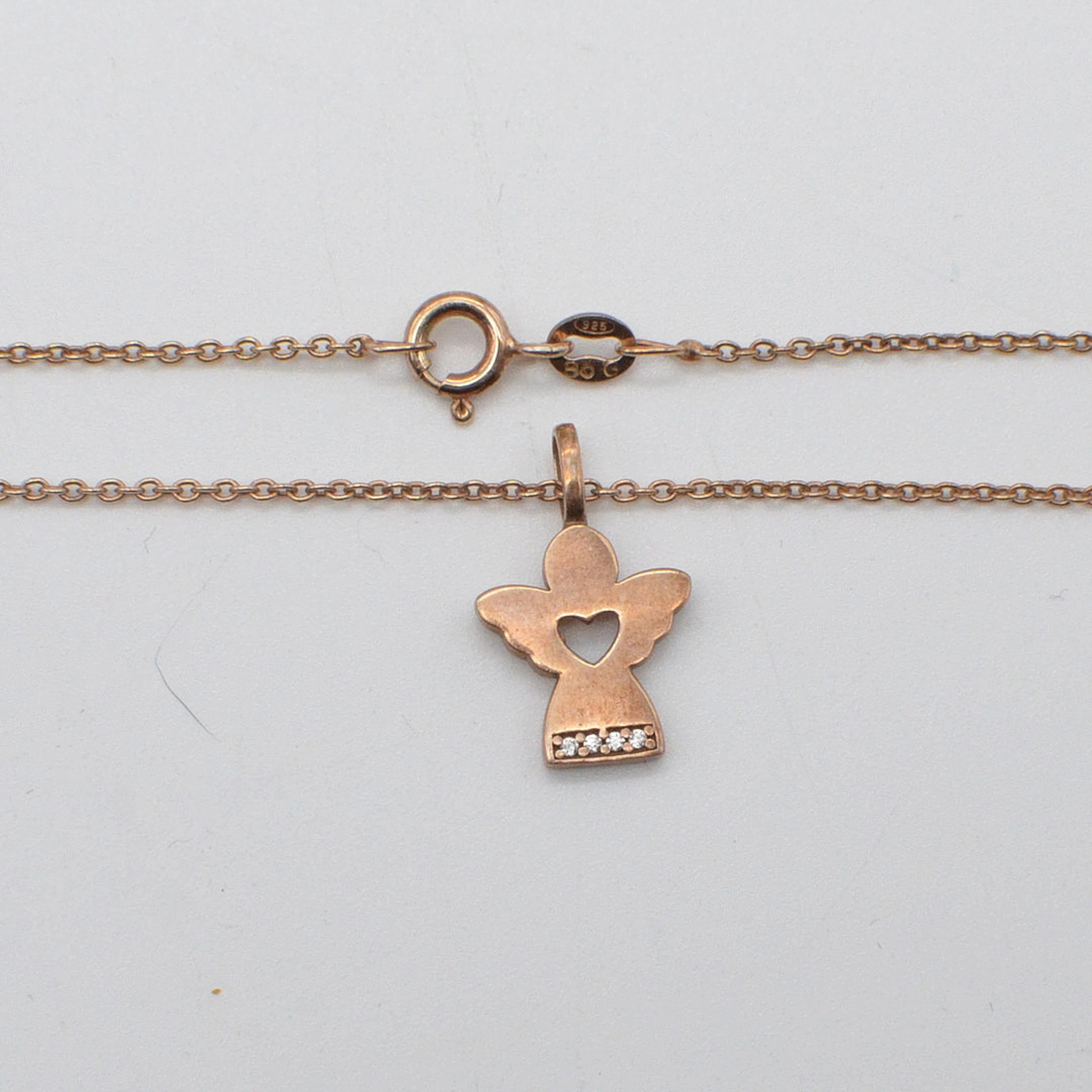 GULD OG SØLV DESIGN. DESIGNER-COLLIER MIT EINEM ENGEL-ANHÄNGER, VERGOLDETER