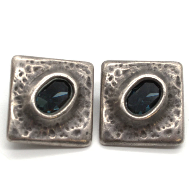 FACTORY. DESIGNER VINTAGE OHRCLIPS NEUSILBER MIT BLAUEN FARBSTEINEN, SIGNIERT.