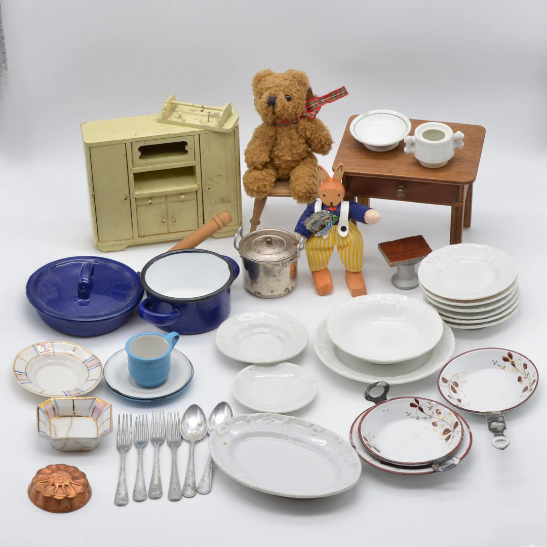 KINDER-SPIELKÜCHE AUS HOLZ, EMAILLE UND PORZELLAN: BUCKAUER PORZELLAN