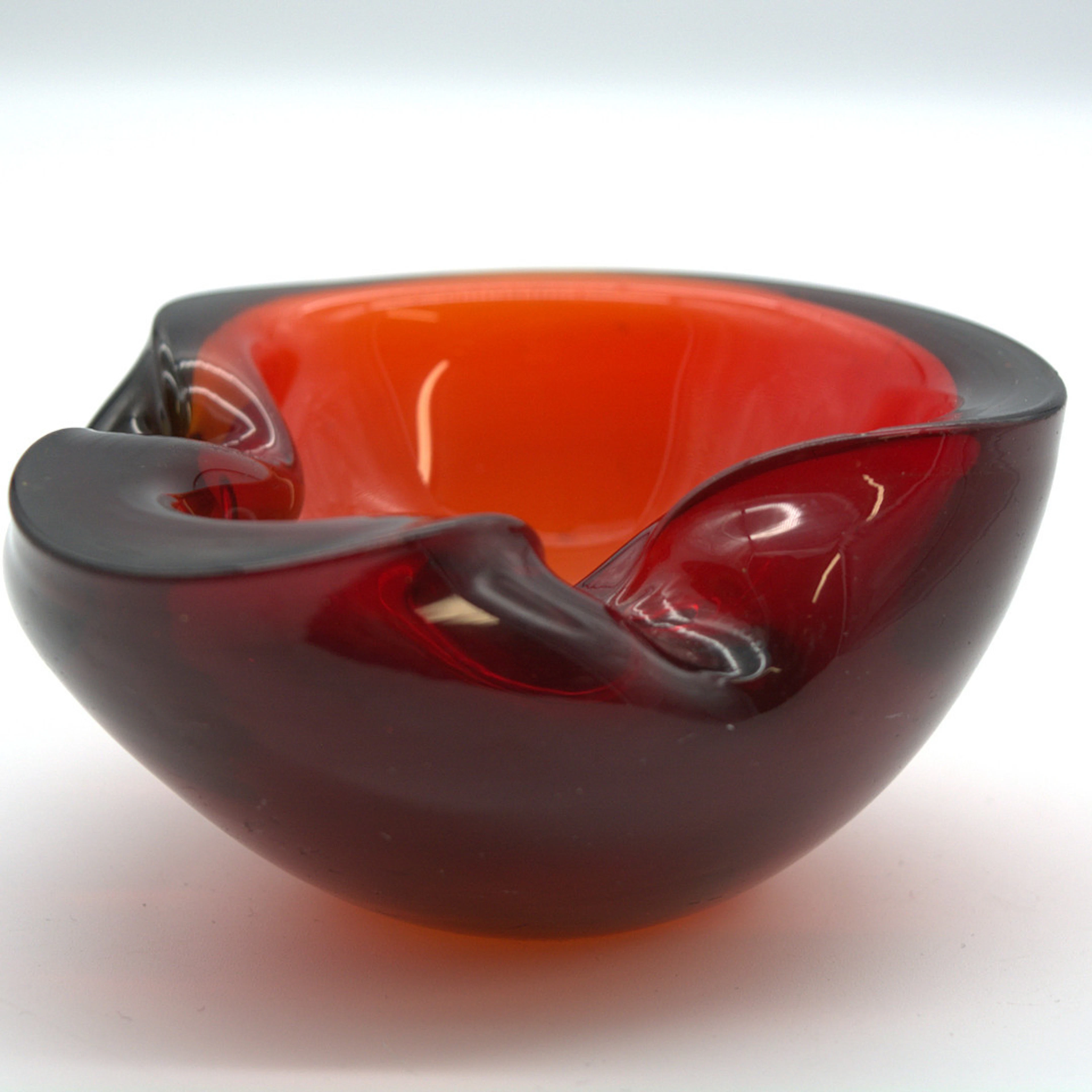 FLAVIO POLI. MURANO GLAS SGHALE, SOMMERSO, ROT-BLAU, ITALIEN, UM 1950.