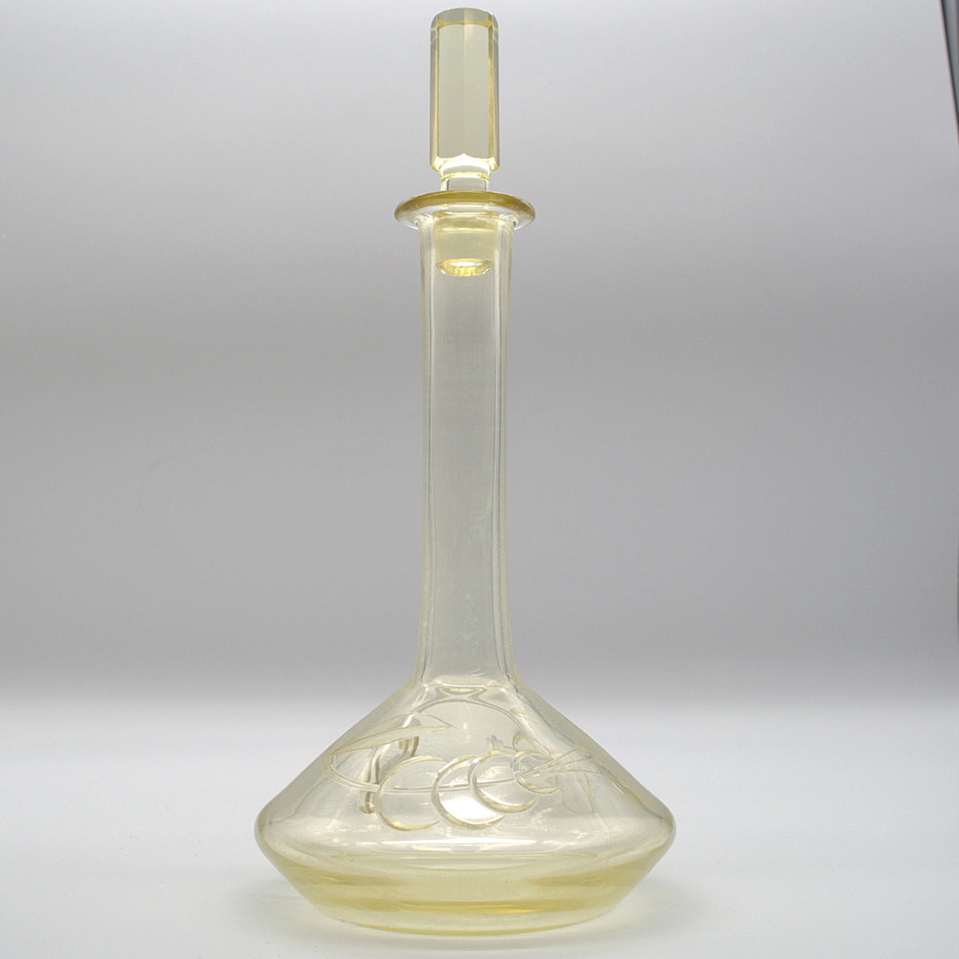 ART DECO GLAS KARAFFE BÖHMISCH UM 1920.