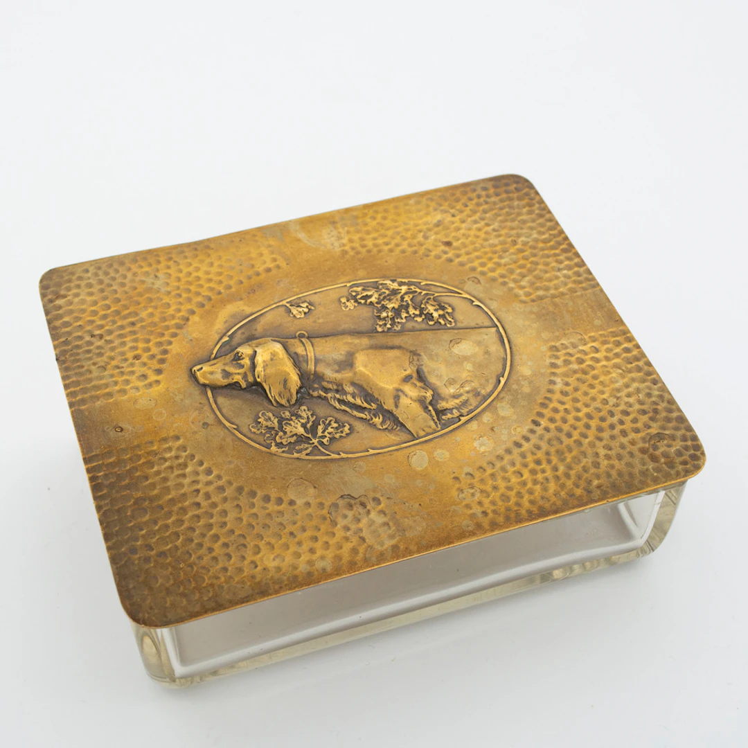 ANTIKER ART DECO HUMIDOR MIT JANGTHUNDMOTIV VON WMF, GEPRÄGTER MESSINGDECKEL