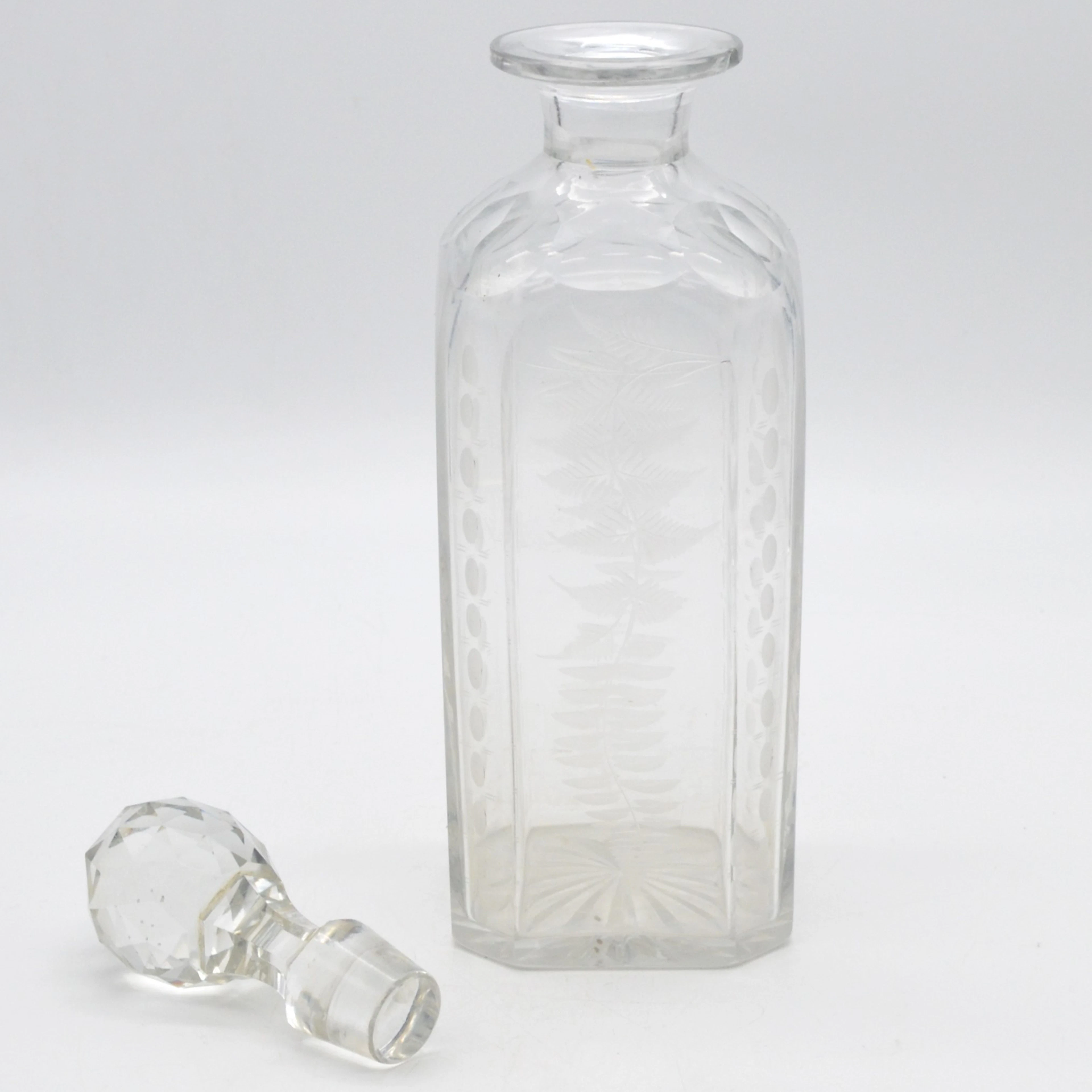 ANTIKE BEIDERMEIER KARAFFE MIT STOPFEN, TRANSPARENTES GLAS, PFLANZENMOTIV