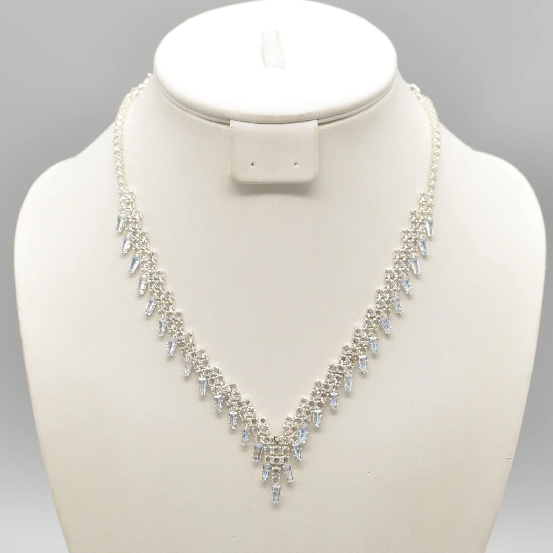 MODESCHMUCK, STRASSSTEINCOLLIER, V-FÖRMIGER AUFBAU, SPÄTES 20. JAHRHUNDERT.