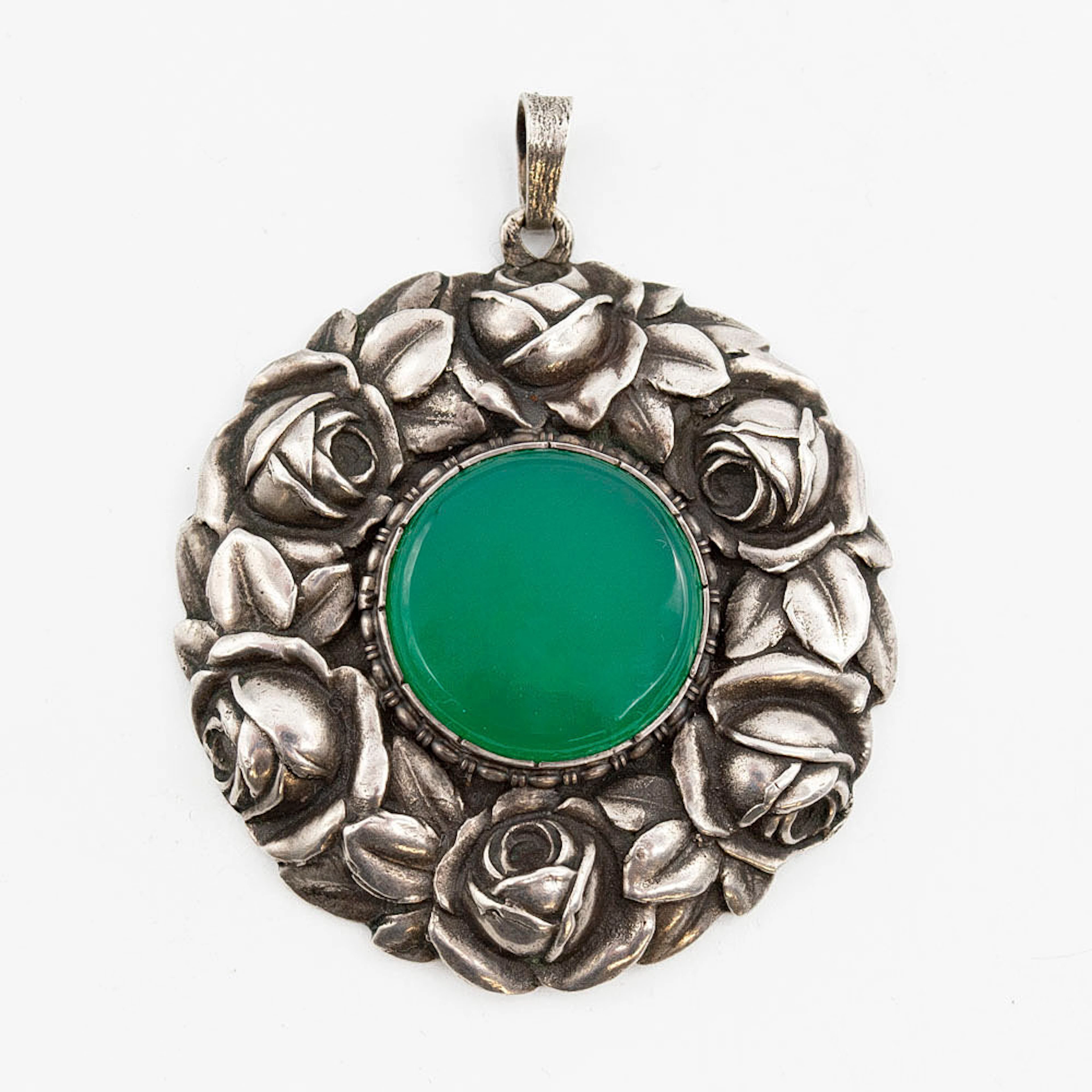JOSEF PAUSER. DESIGNERANHÄNGER MIT GROSSEM CHRYSOPRAS, FASSUNG AUS