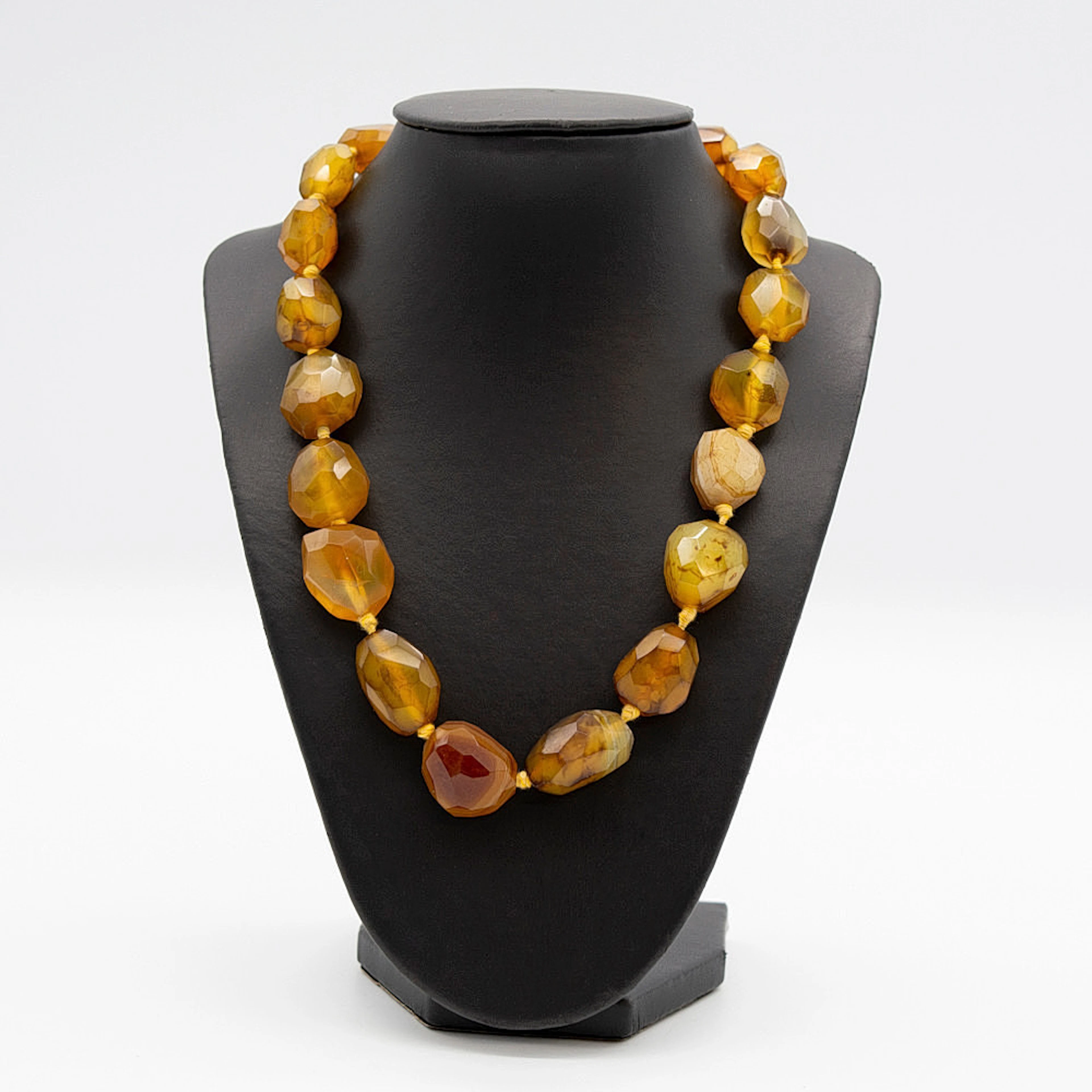 COLLIER, GROßE, GOLDFARBIGE ACHATNUGGETS, EINZELN GEKNÜPFT.