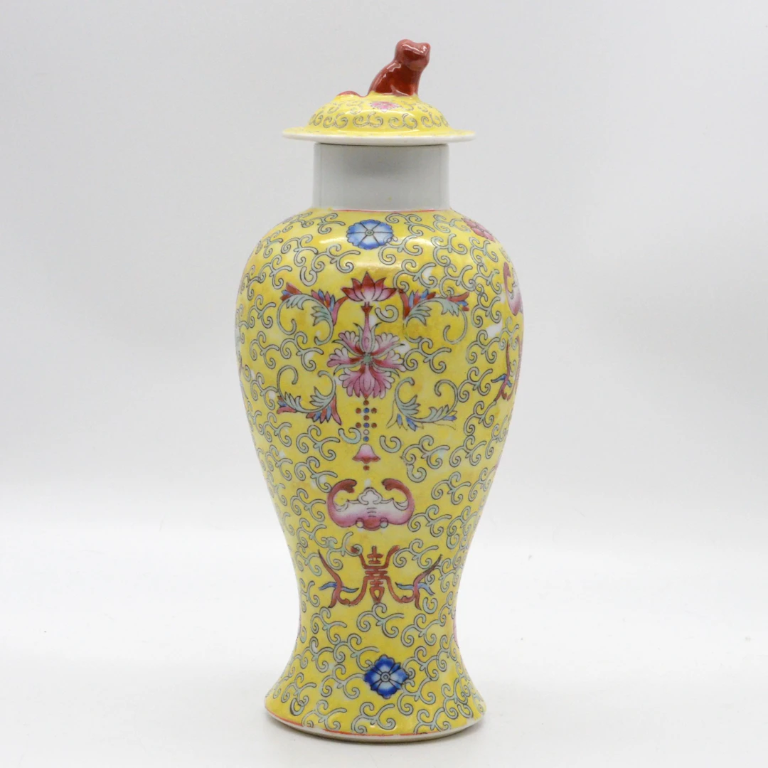 FAMILLE ROSE DECKELVASE, GELB, PORZELLAN, BLUMENDEKOR, CHINA, UM 1900-1950.