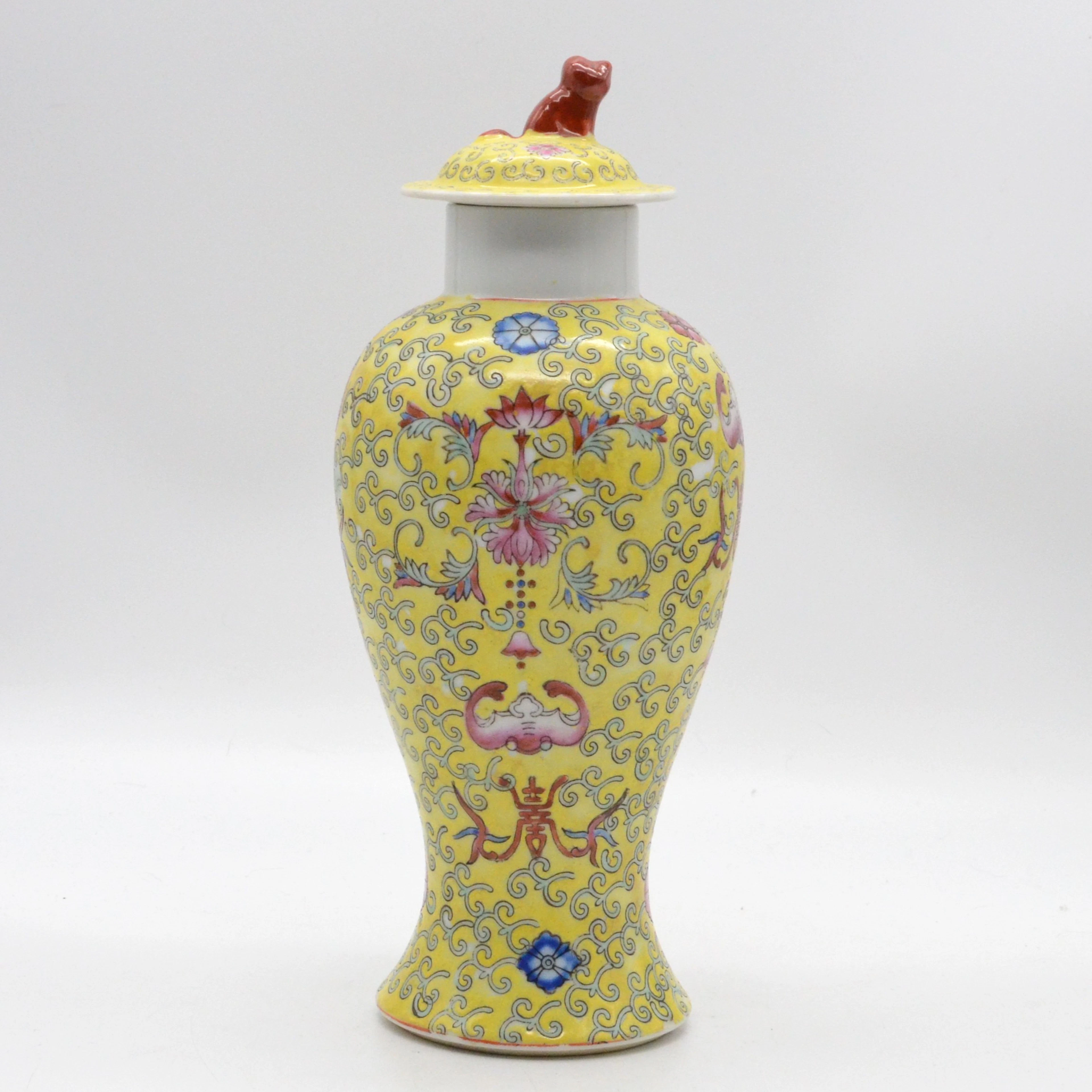 FAMILLE ROSE DECKELVASE, GELB, PORZELLAN, BLUMENDEKOR, CHINA, UM 1900-1950.