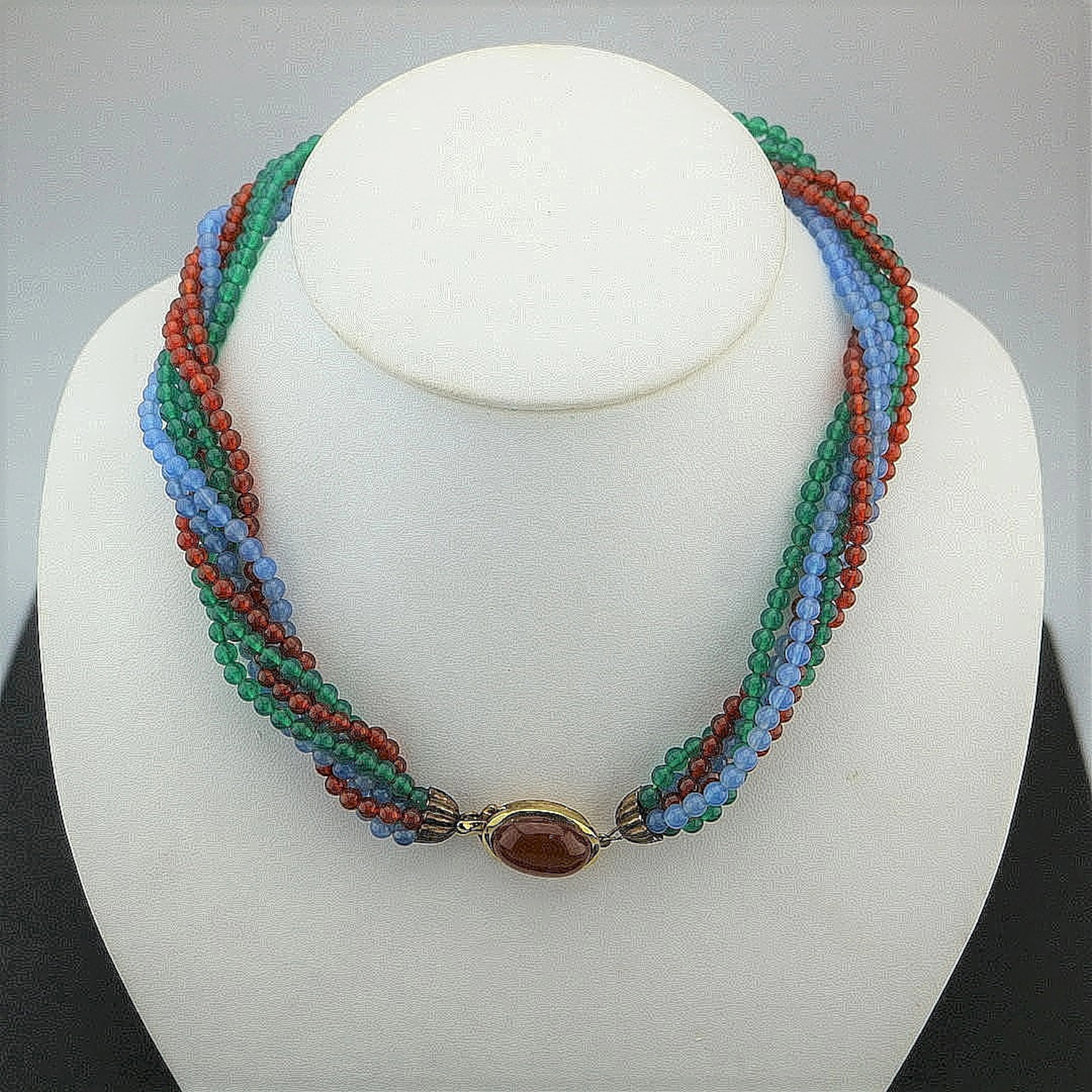 COLLIER MIT GLASPERLEN, VERGOLDETEM 800ER SILBER UND KARNEOL CABOCHON