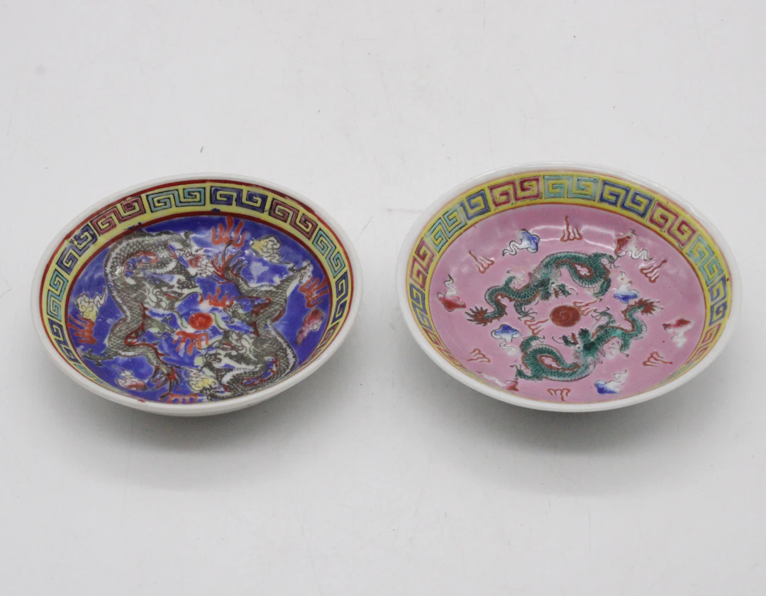 Zwei chinesische Porzellanschalen, um 1960.