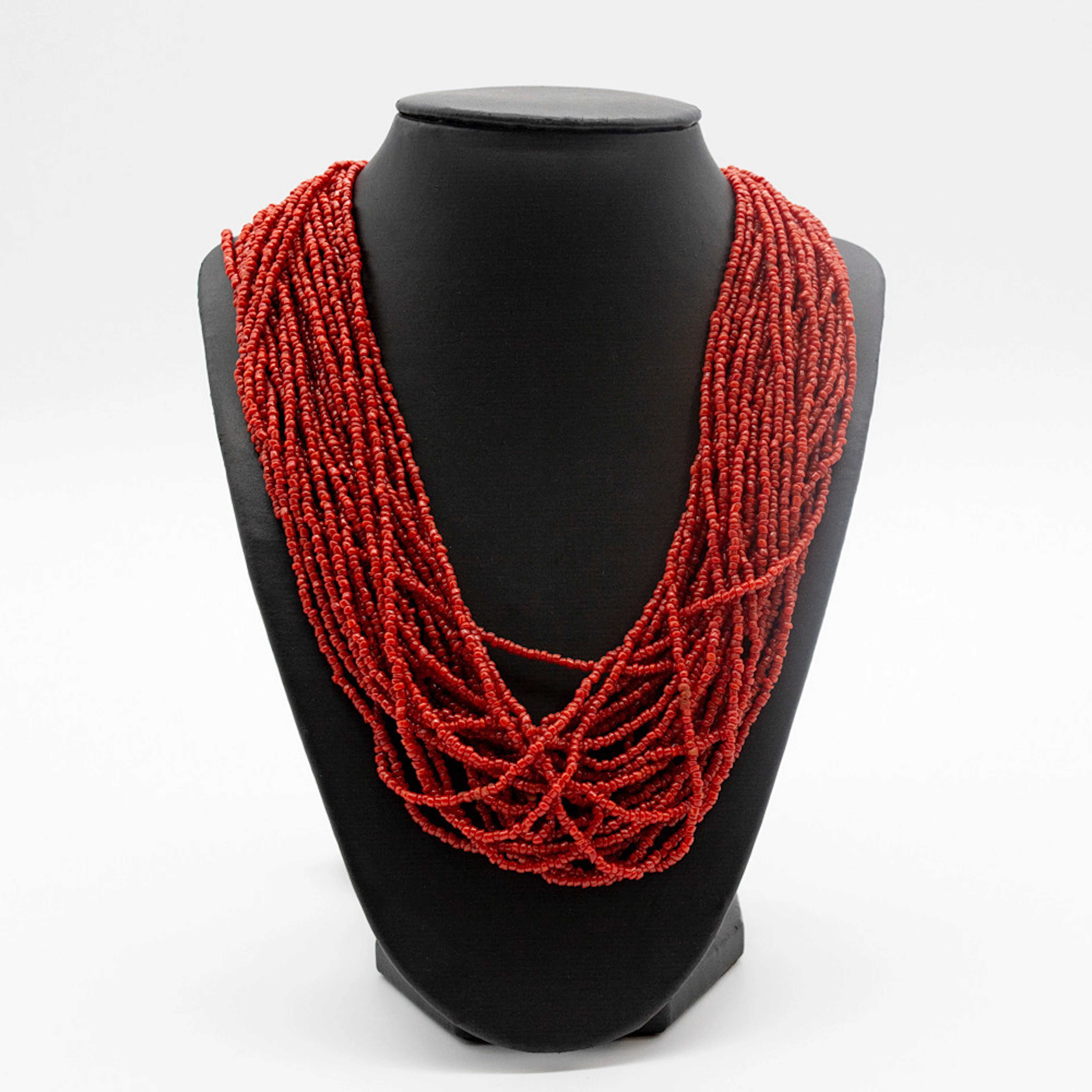 MEHRREIHIGES COLLIER AUS ZAHLREICHEN STRÄNGEN KLEINER, DUNKELROTER