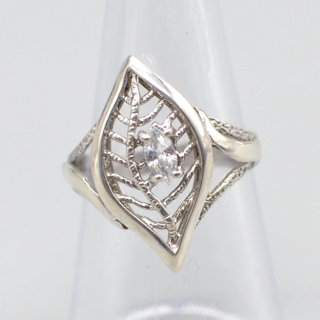 "J.B." DESIGNERRING, BLATTFORM, STERLINGSILBER UND STRASSSTEIN, DURCHBROCHENE