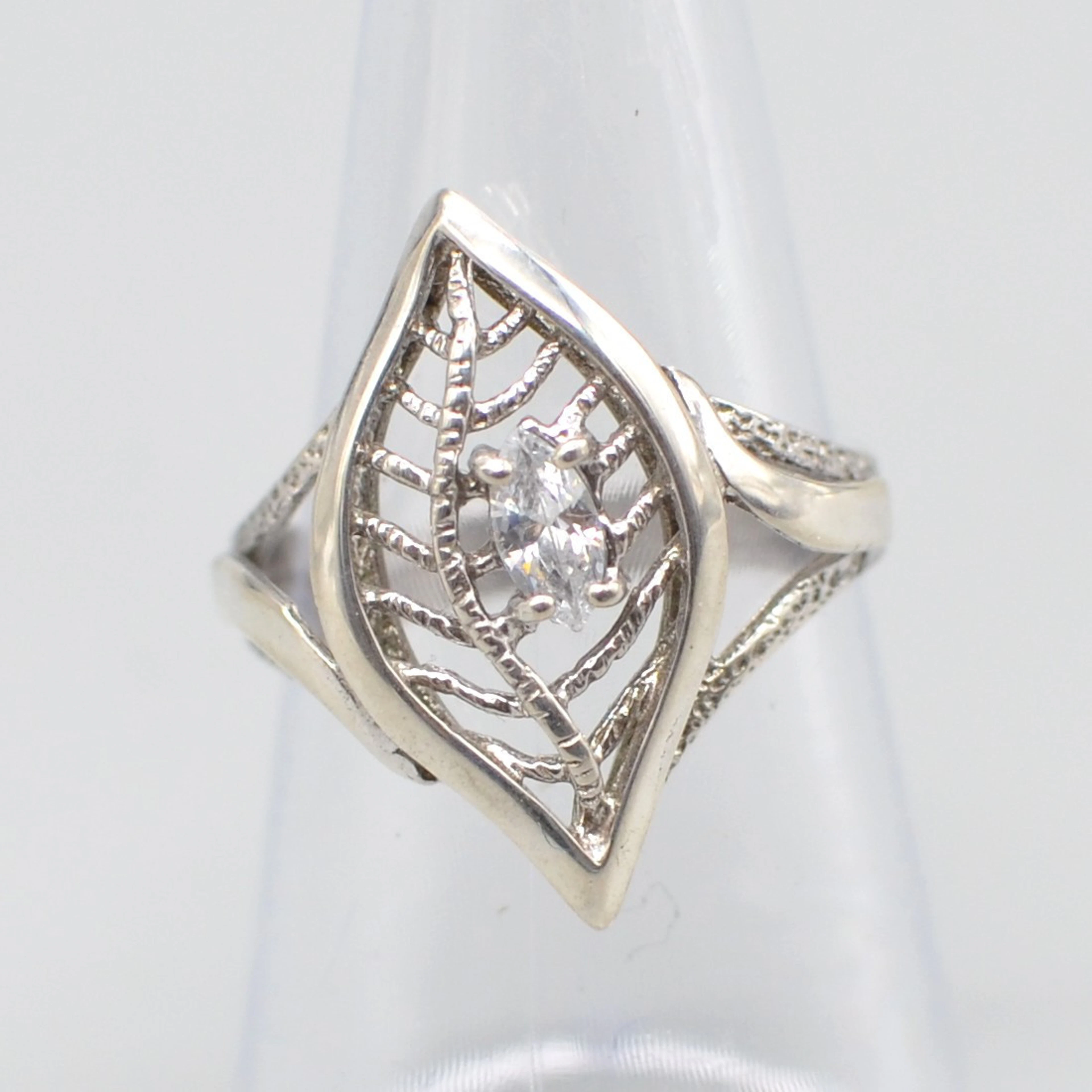 "J.B." DESIGNERRING, BLATTFORM, STERLINGSILBER UND STRASSSTEIN, DURCHBROCHENE