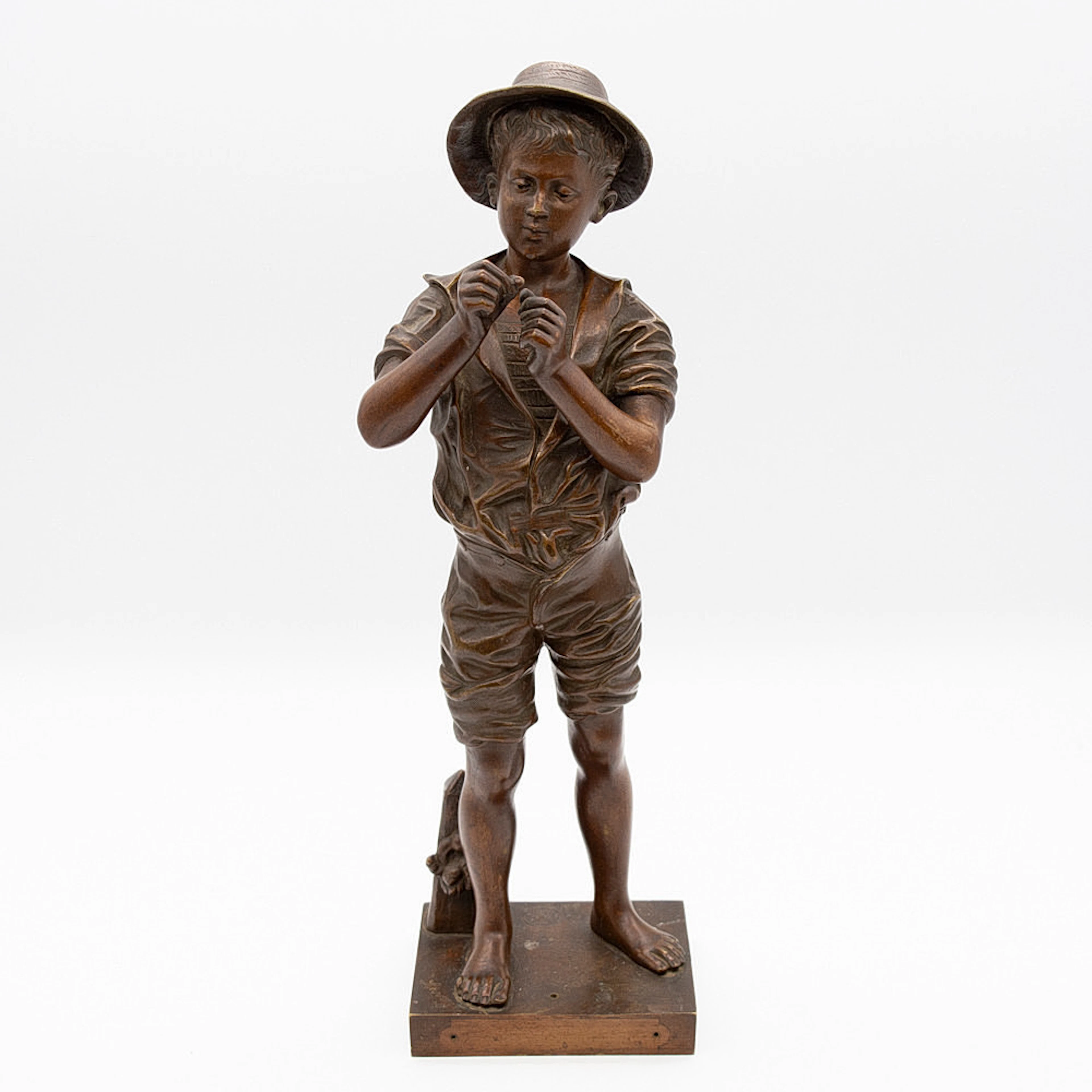 ADOLPHE JEAN LAVERGNE. SKULPTUR EINES JUNGEN ANGLERS BEIM EINHOLEN