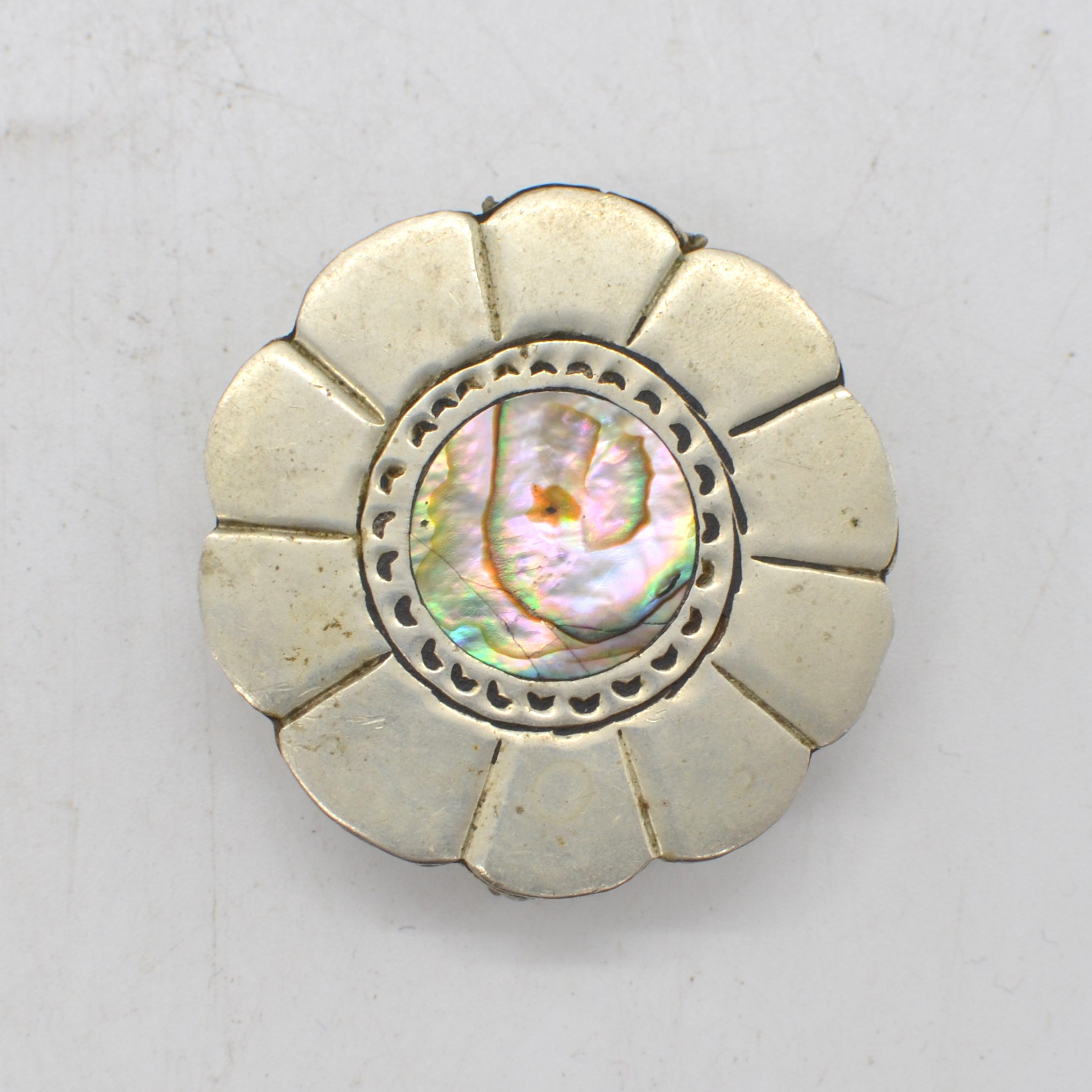 KLEINE PILLENDOSE AUS MEXIKO, ABALONE-MUSCHEL-INLAY, VERSILBERT, 20.