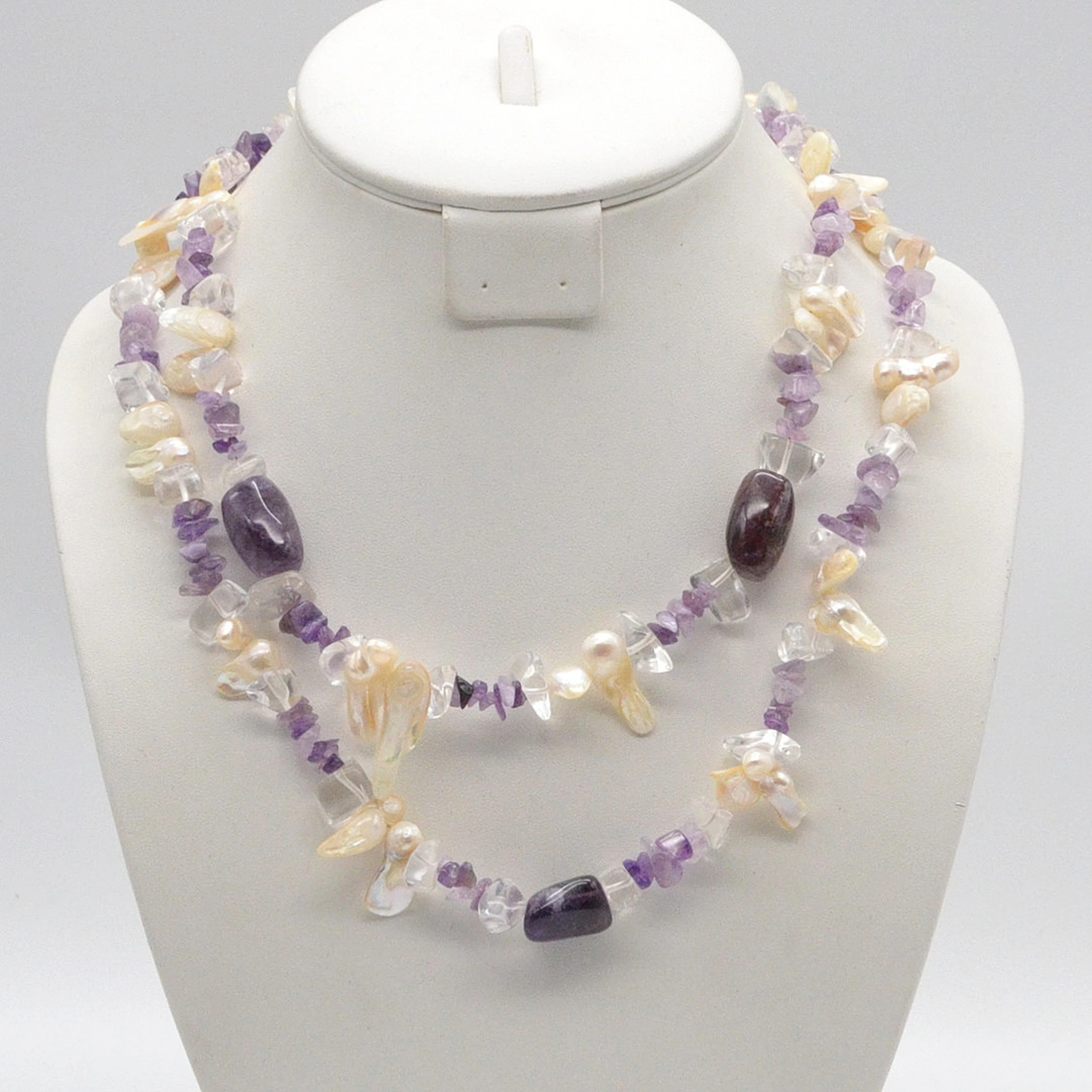 EDELSTEINCOLLIER AUS AMETHYST, BERGKRISTALL UND MUSCHELN, ZWISTRÄNGIG