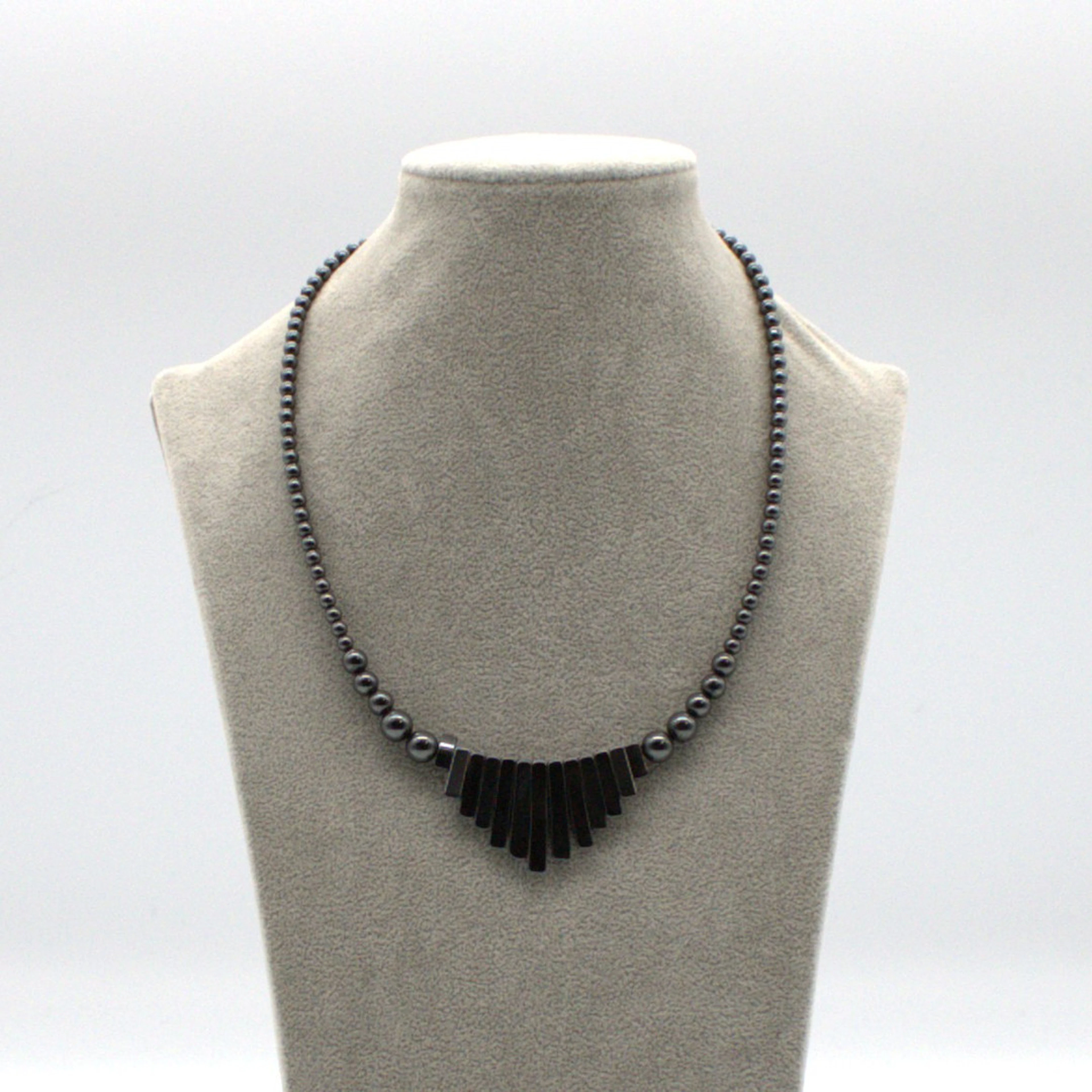 VINTAGE HÄMATIT COLLIER. HANDARBEIT.