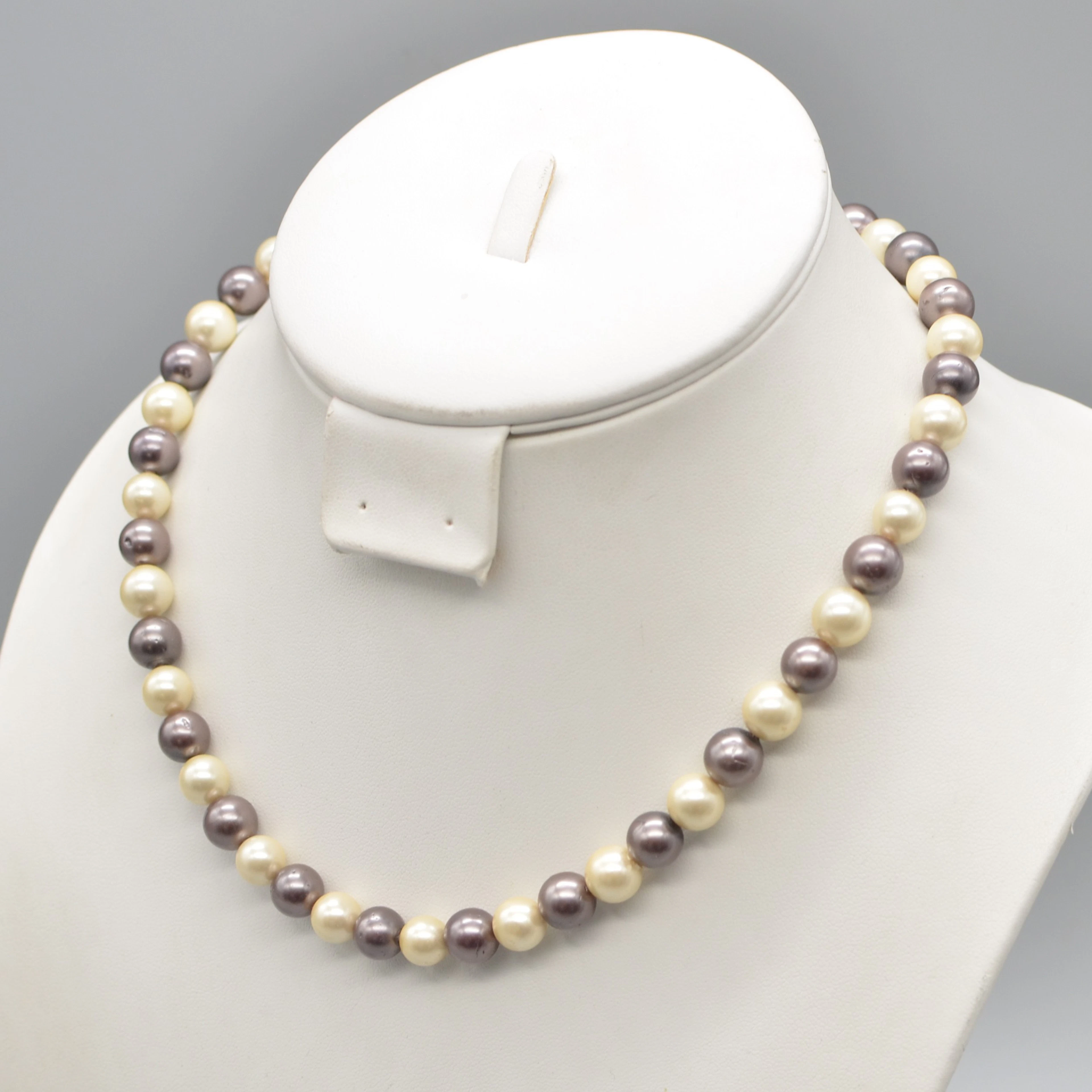 DESIGNER-PERLENCOLLIER AUS MUSCHELKERNPERLEN, ZWEIFARBIG, VERGOLDETER