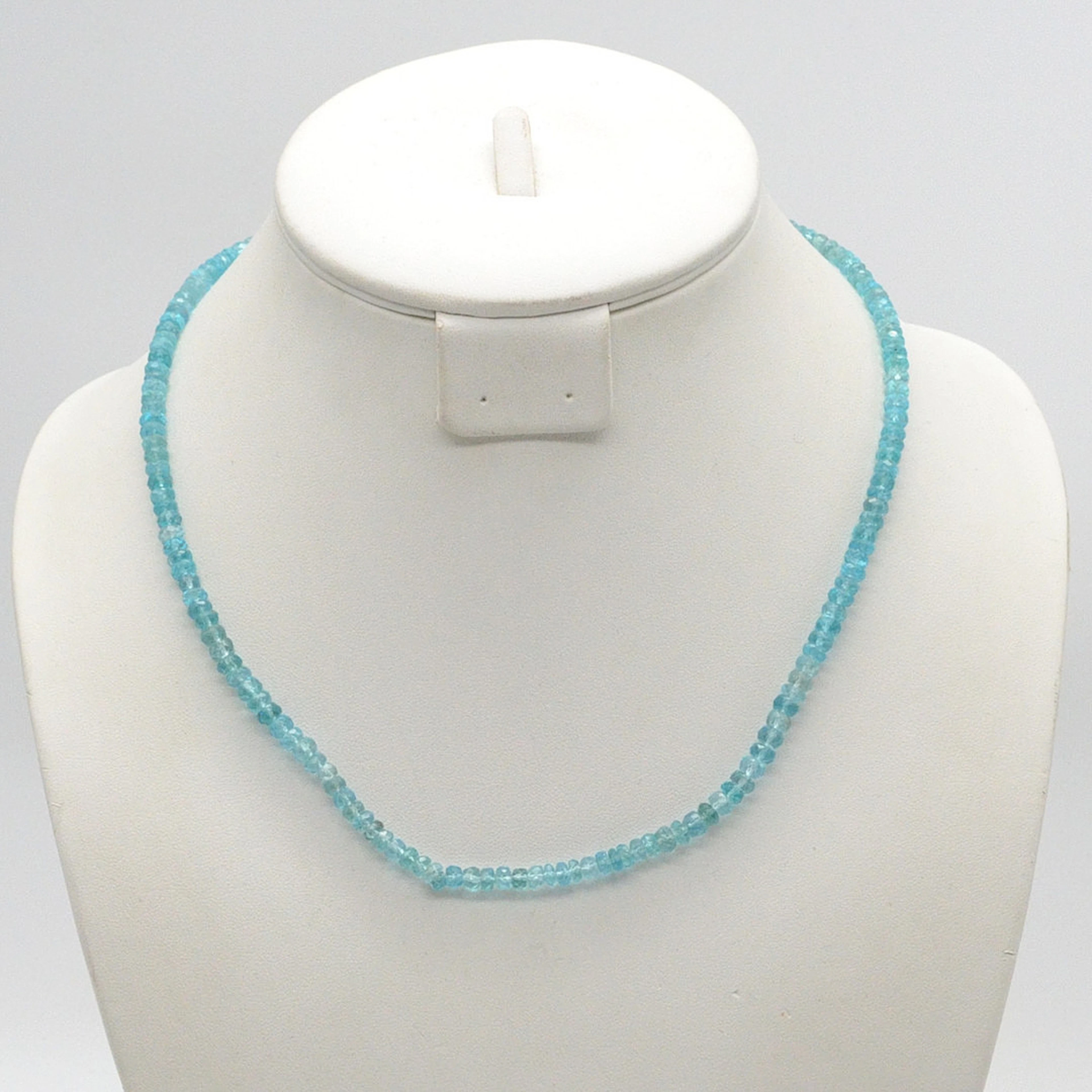 AQUAMARINE COLLIER, FACETTIERTE PERLEN, 14 KARAT KARABINER UND KETTE