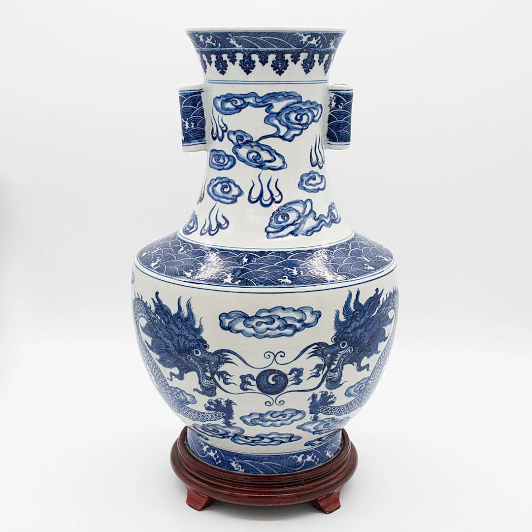 GROSSE CHINESISCHE BLAU-WEISSE PORZELLANVASE MIT DRACHEN UND WOLKENMOTIV