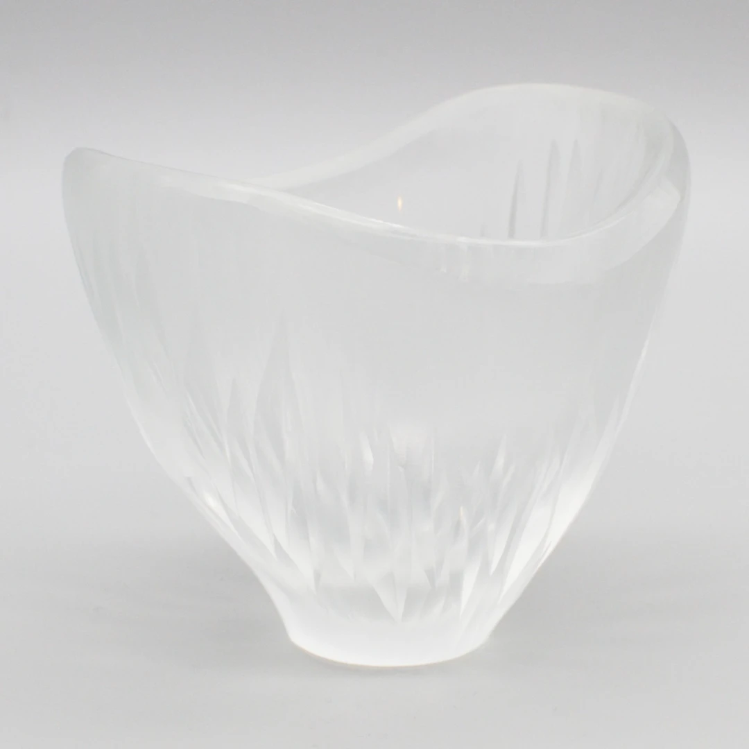 HANNS & RAINER MODEL. SCHALE, TRANSPARENTES GLAS, SCHLIFF- UND BATTUTO-DEKOR