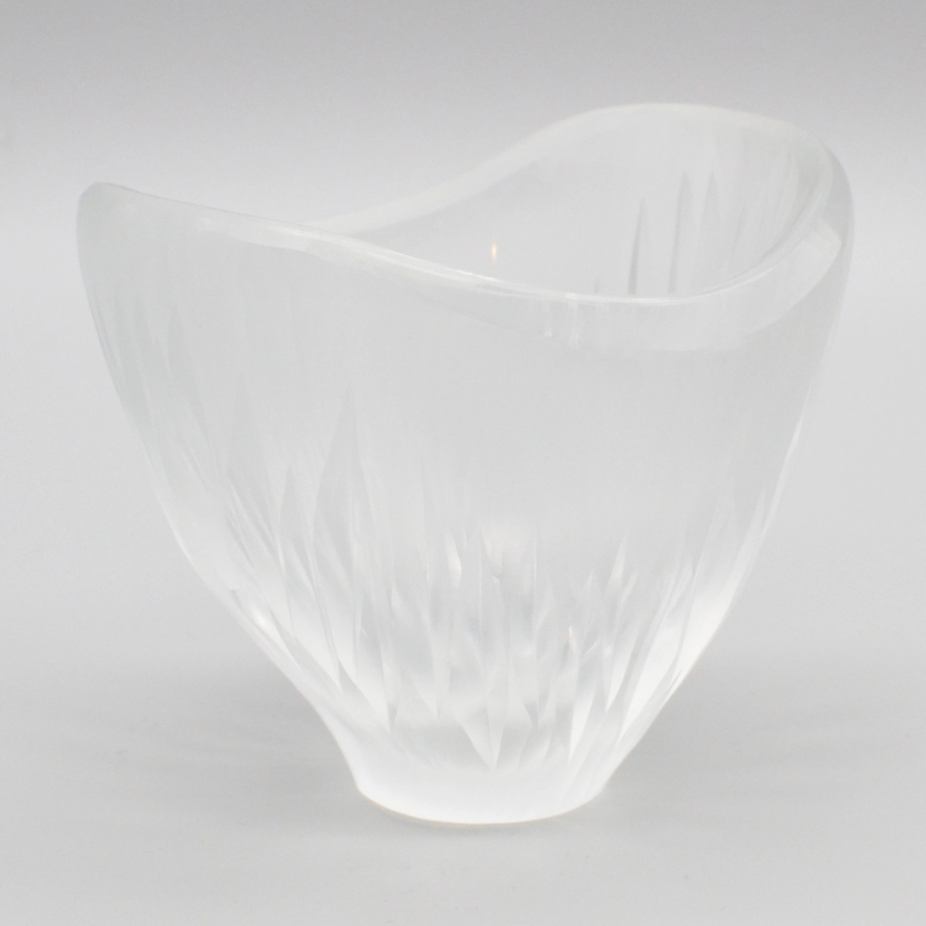 HANNS & RAINER MODEL. SCHALE, TRANSPARENTES GLAS, SCHLIFF- UND BATTUTO-DEKOR