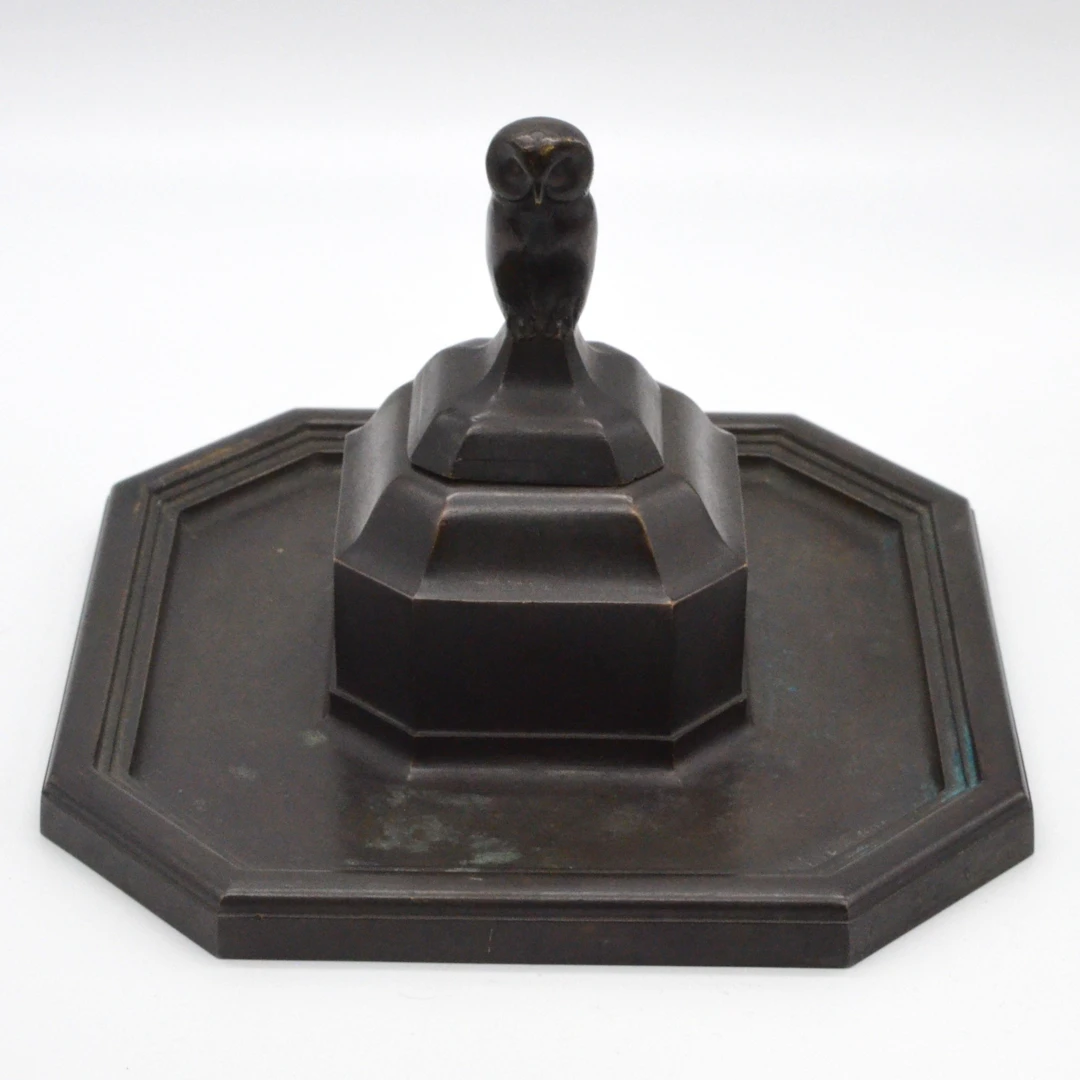 HARRY LIEBMANN (1876-1941). ANTIKES TINTENGEFÄSS MIT EINER EULE, BRONZE