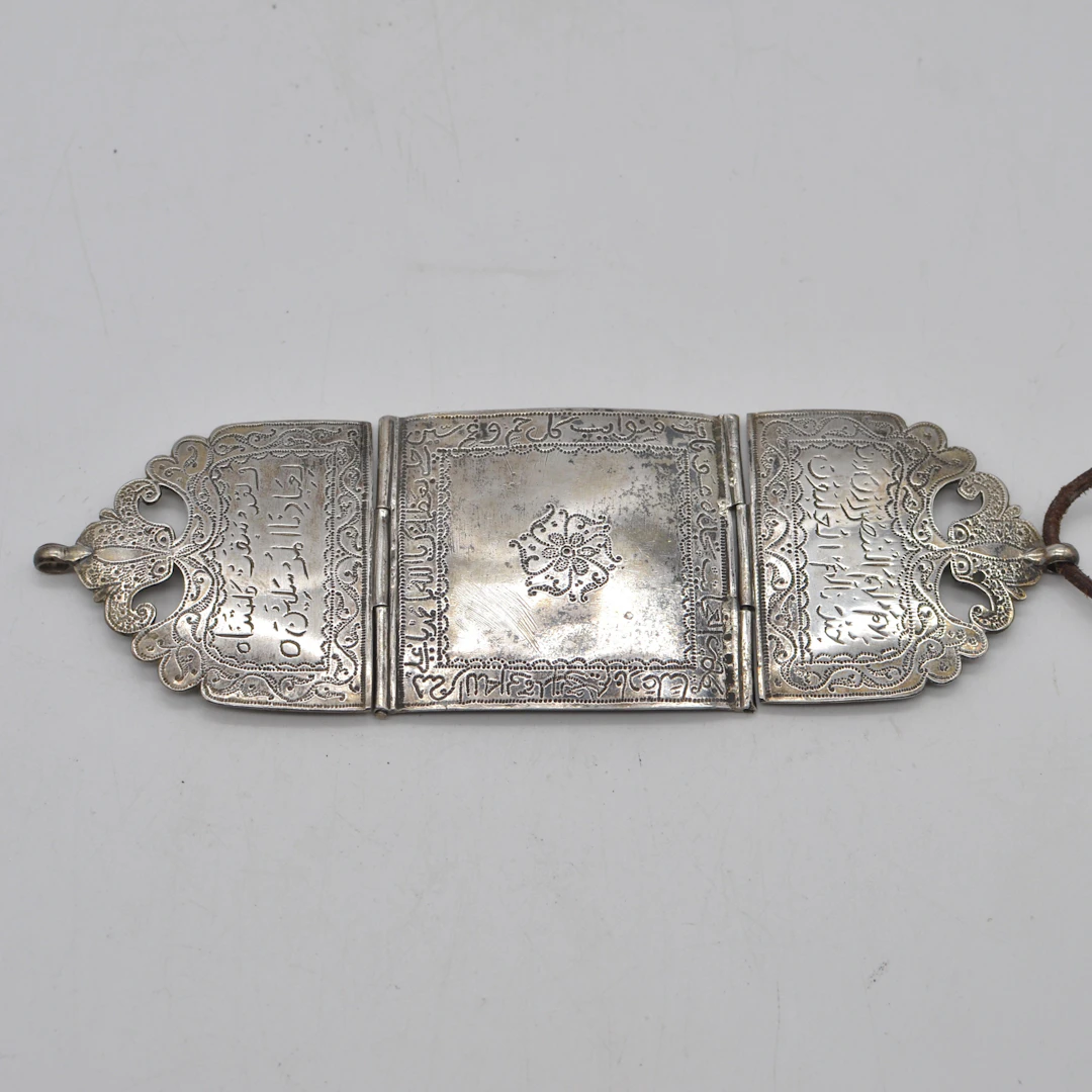 ANTIKER TALISMAN AUS SILBER, ARABISCHER-SCHRIFTDEKOR (HANDGETRIEBEN)