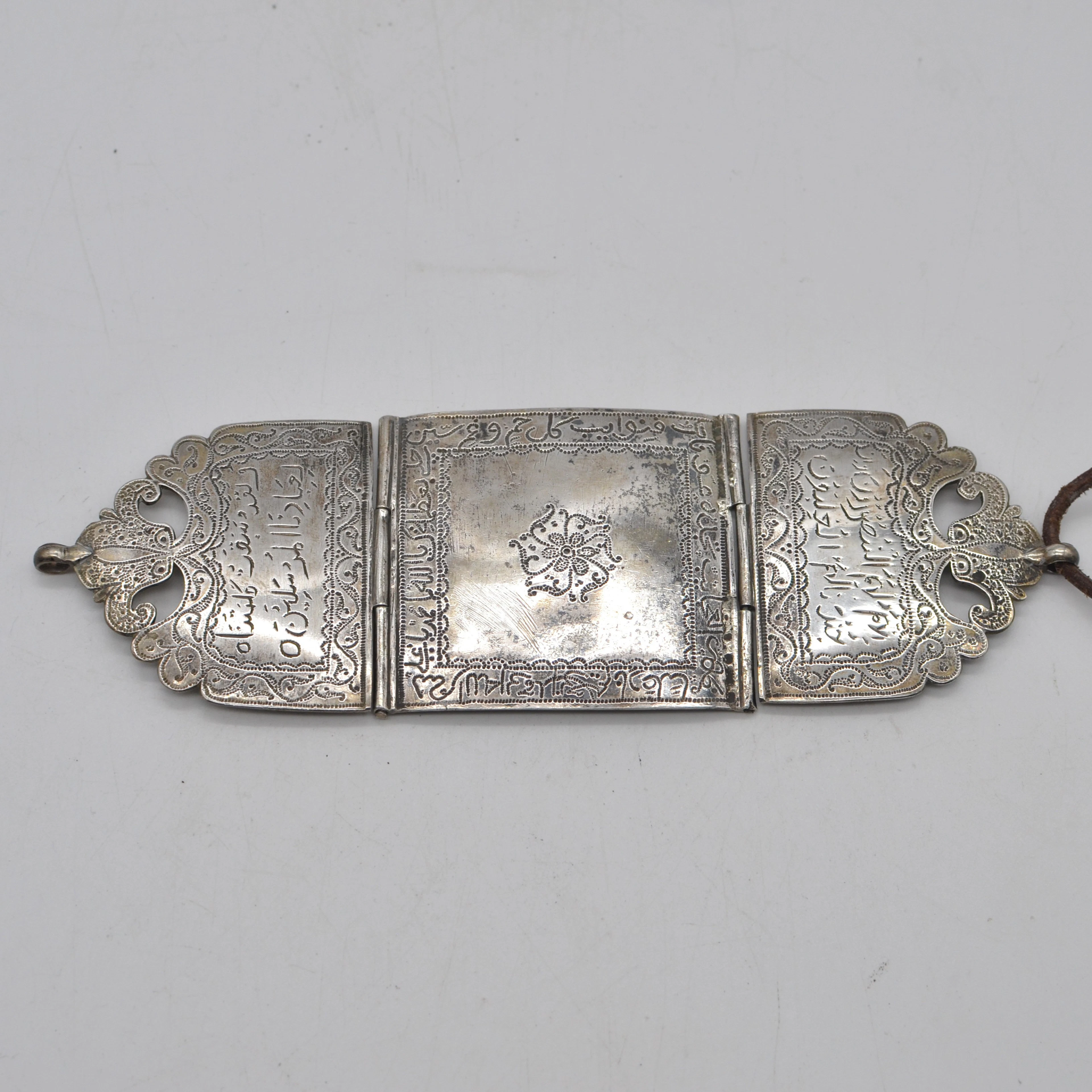 ANTIKER TALISMAN AUS SILBER, ARABISCHER-SCHRIFTDEKOR (HANDGETRIEBEN)