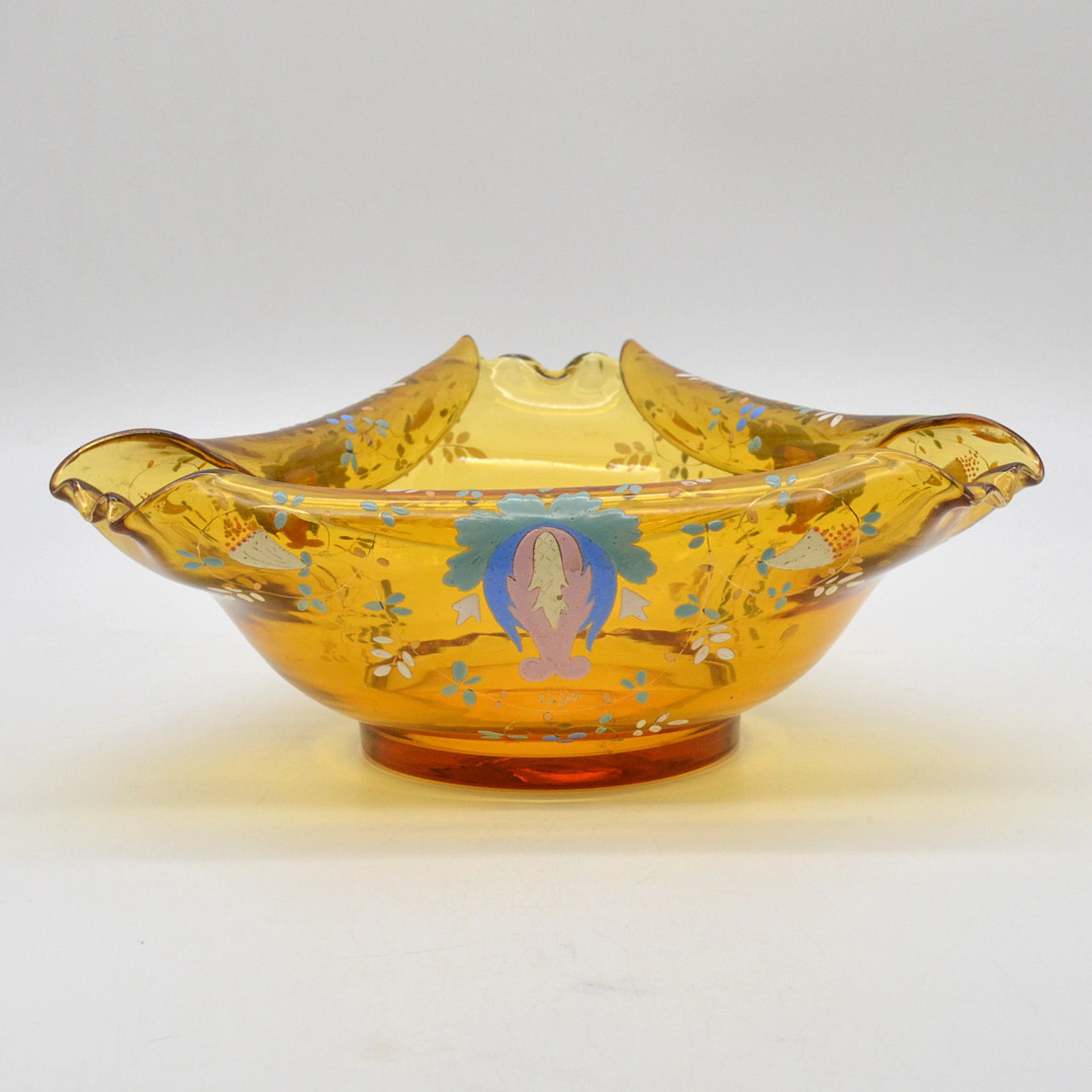 BÖHMISCHE SCHALE MIT BLUMENDEKOR UND GOLDMALEREI, EMAILLE AUF GLAS