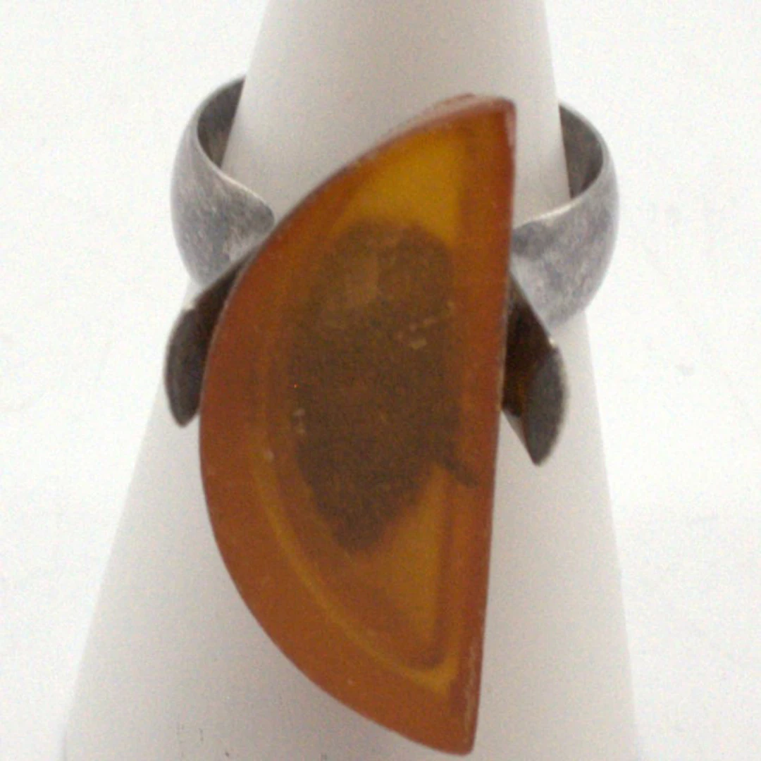 DESIGNER RING STERLING SILBER MIT GEFASSTEN BERNSTEIN IN HALBMOND-FORM