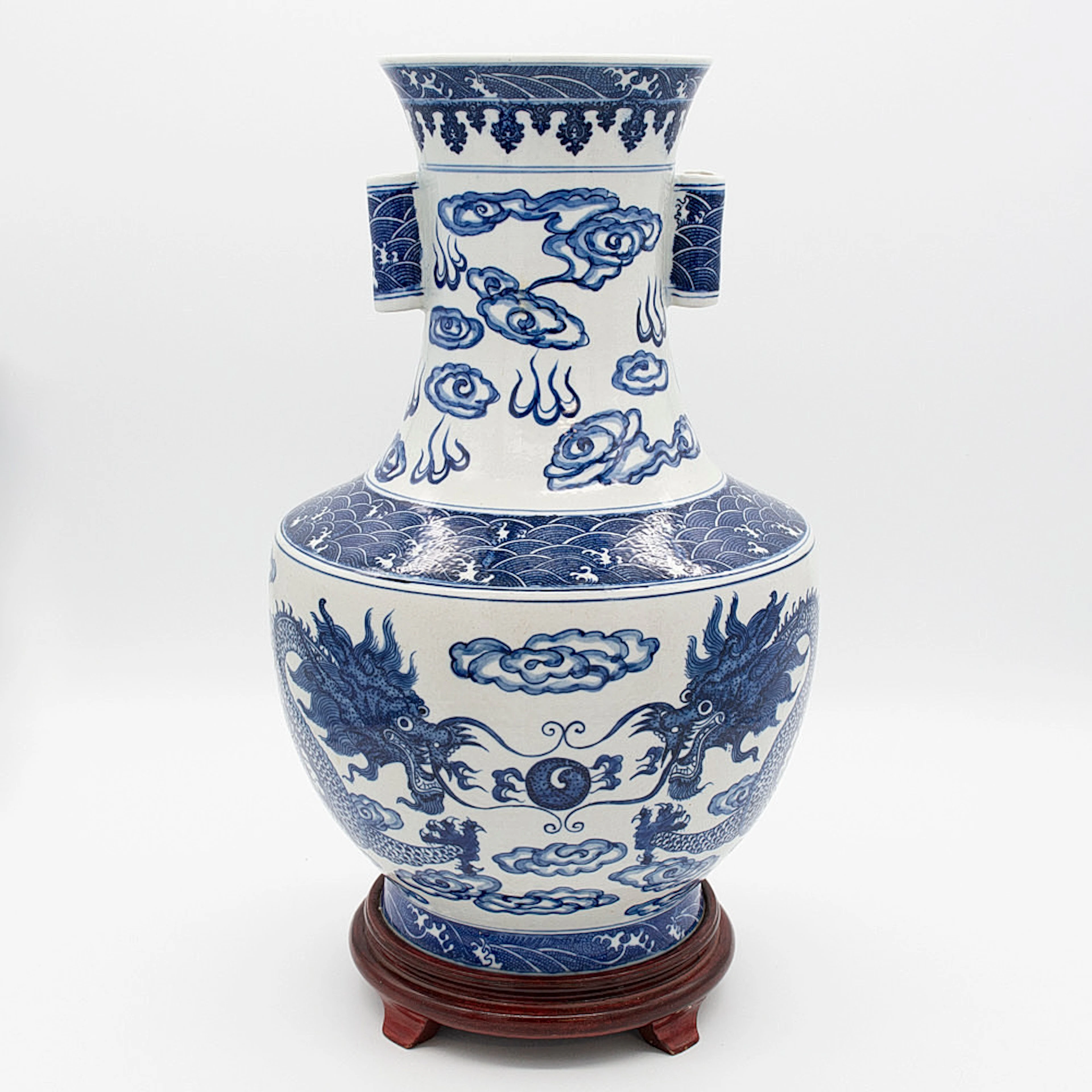 GROSSE CHINESISCHE BLAU-WEISSE PORZELLANVASE MIT DRACHEN UND WOLKENMOTIV