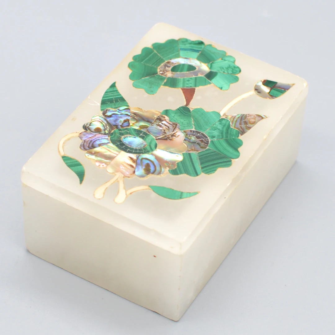 DECKELDOSE AUS WEISSEM MARMOR MIT INTARSIEN, BLUMENDEKOR, MALACHIT-