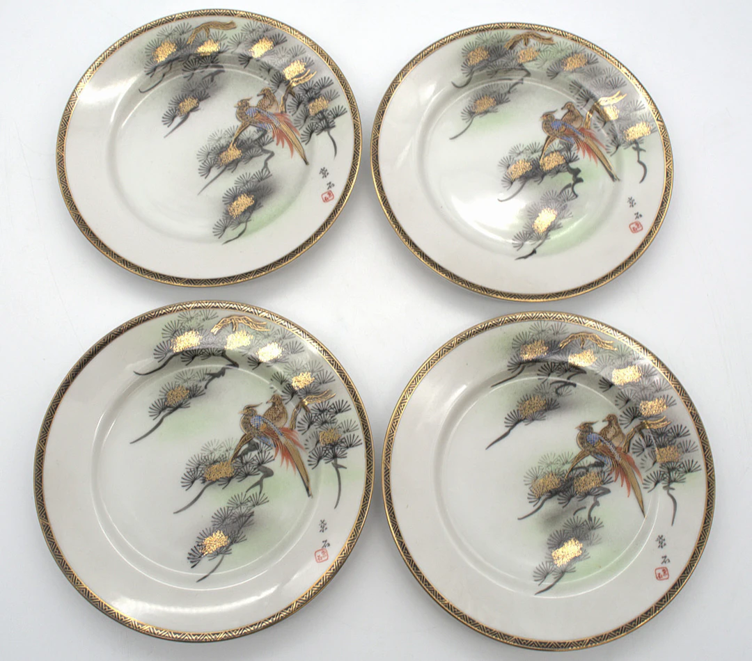 SET AUS VIER PORZELLAN TELLERN HANDBEMALT IM KUTANI-STIL JAPAN 20. JAHRHUNDERT.