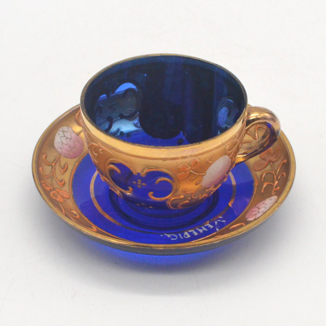 TASSE MIT TELLER, STUDIOGLAS MIT GOLDMALEREI UND EMAILLE, PFIRSISCH-MOTIV