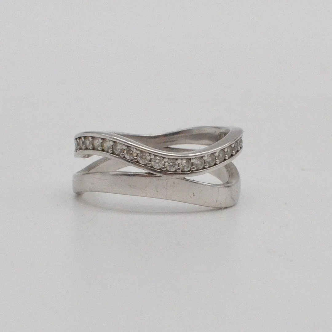 WELLENFÖRMIGER RING MIT ZIRKONIA, FASSUNG AUS RHODINIERTEM STERLINGSILBER